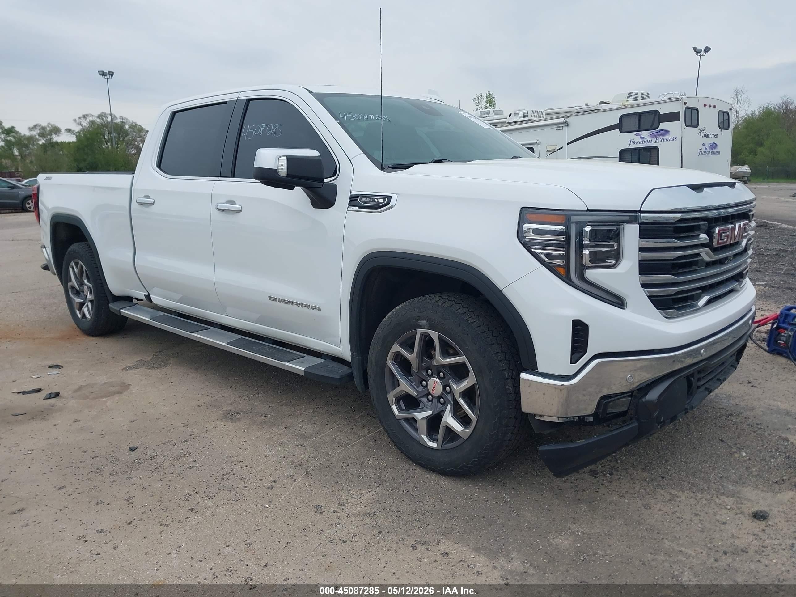 2022 GMC Sierra 1500 SLT, VIN 3GTUUDED5NG660496 — Перед