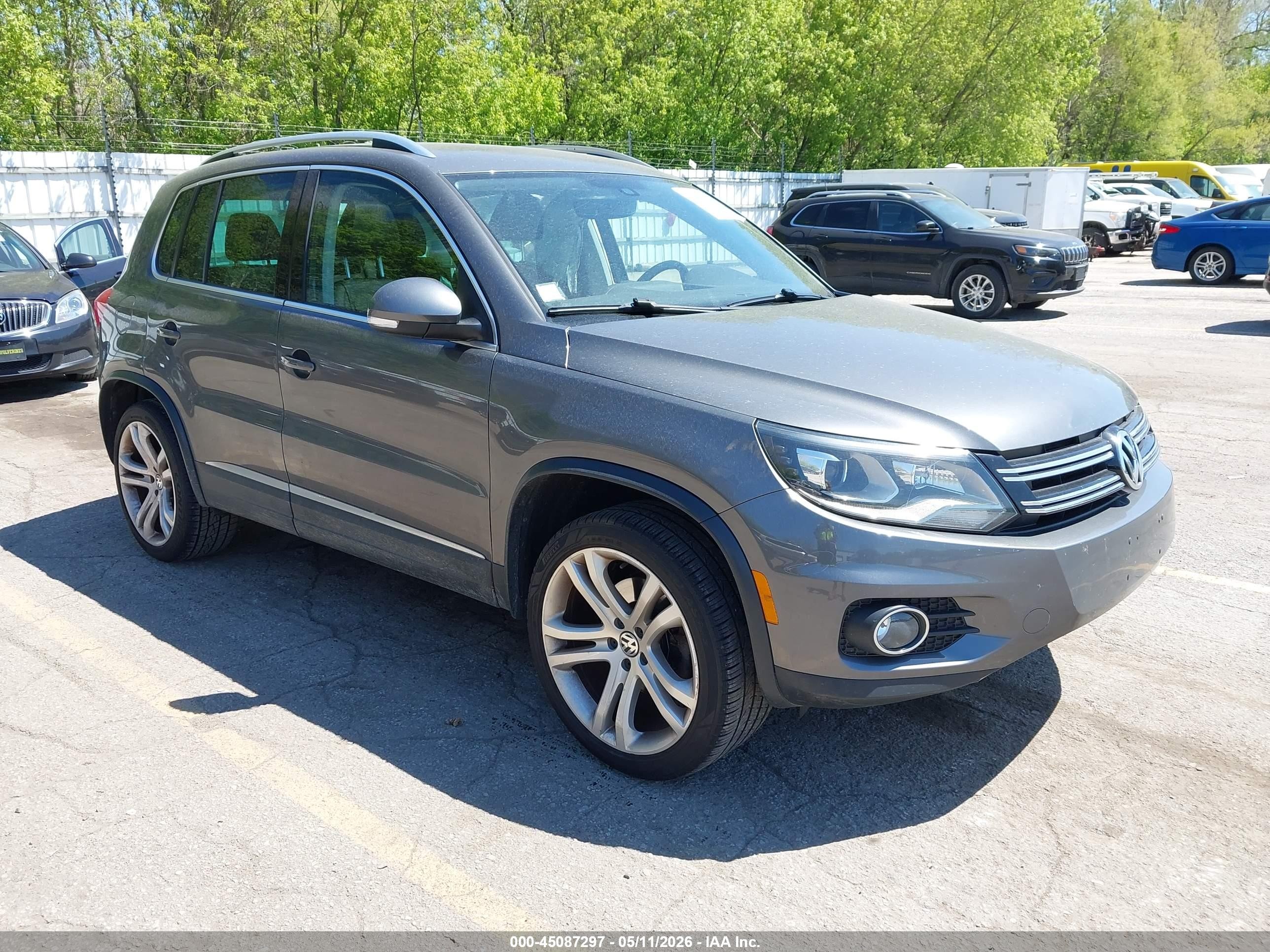 2016 Volkswagen Tiguan SEL, VIN WVGBV7AX1GW530012 — Side