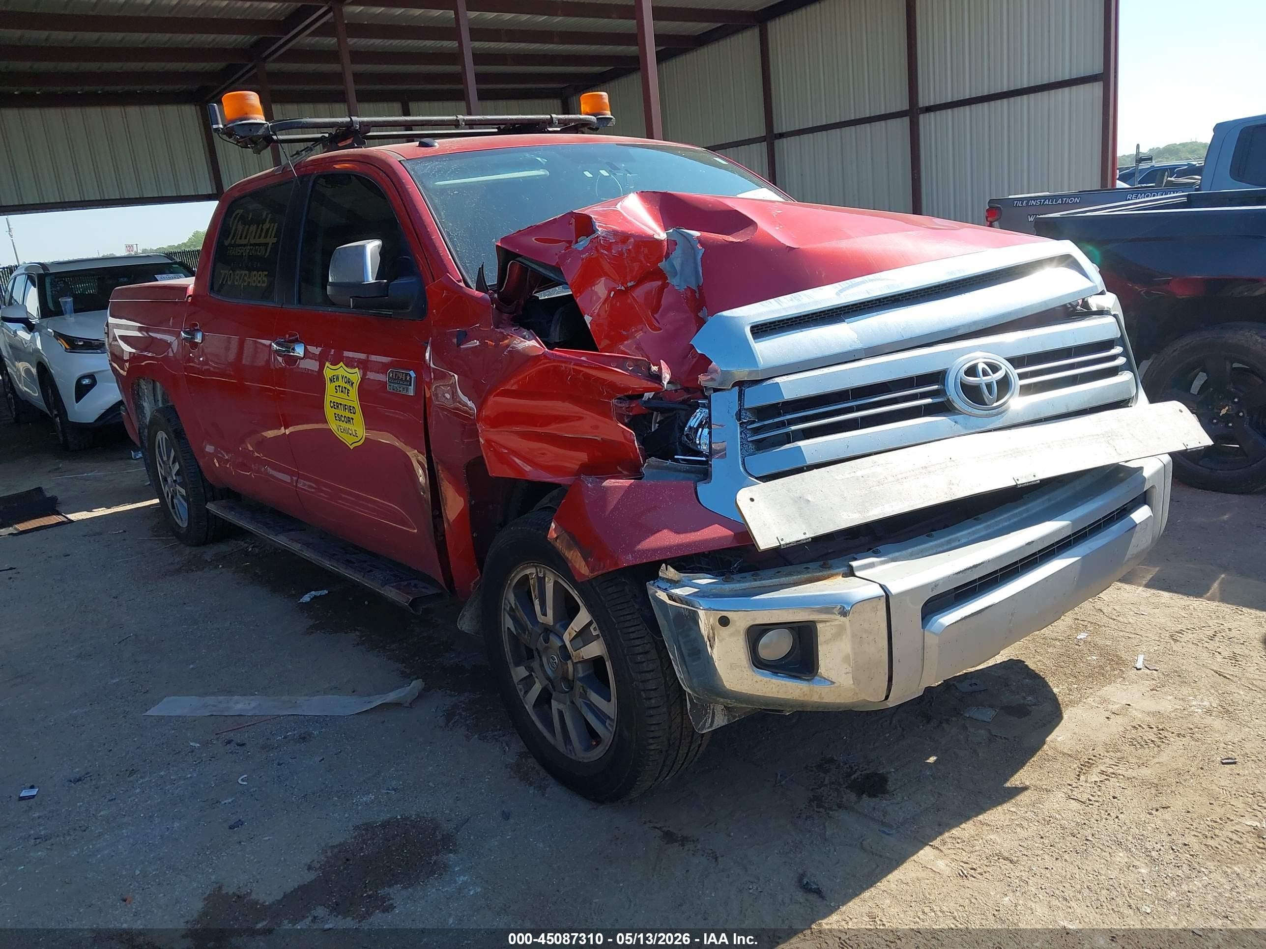 2017 Toyota Tundra 1794 Edition, VIN 5TFGW5F17HX227358 — Перед