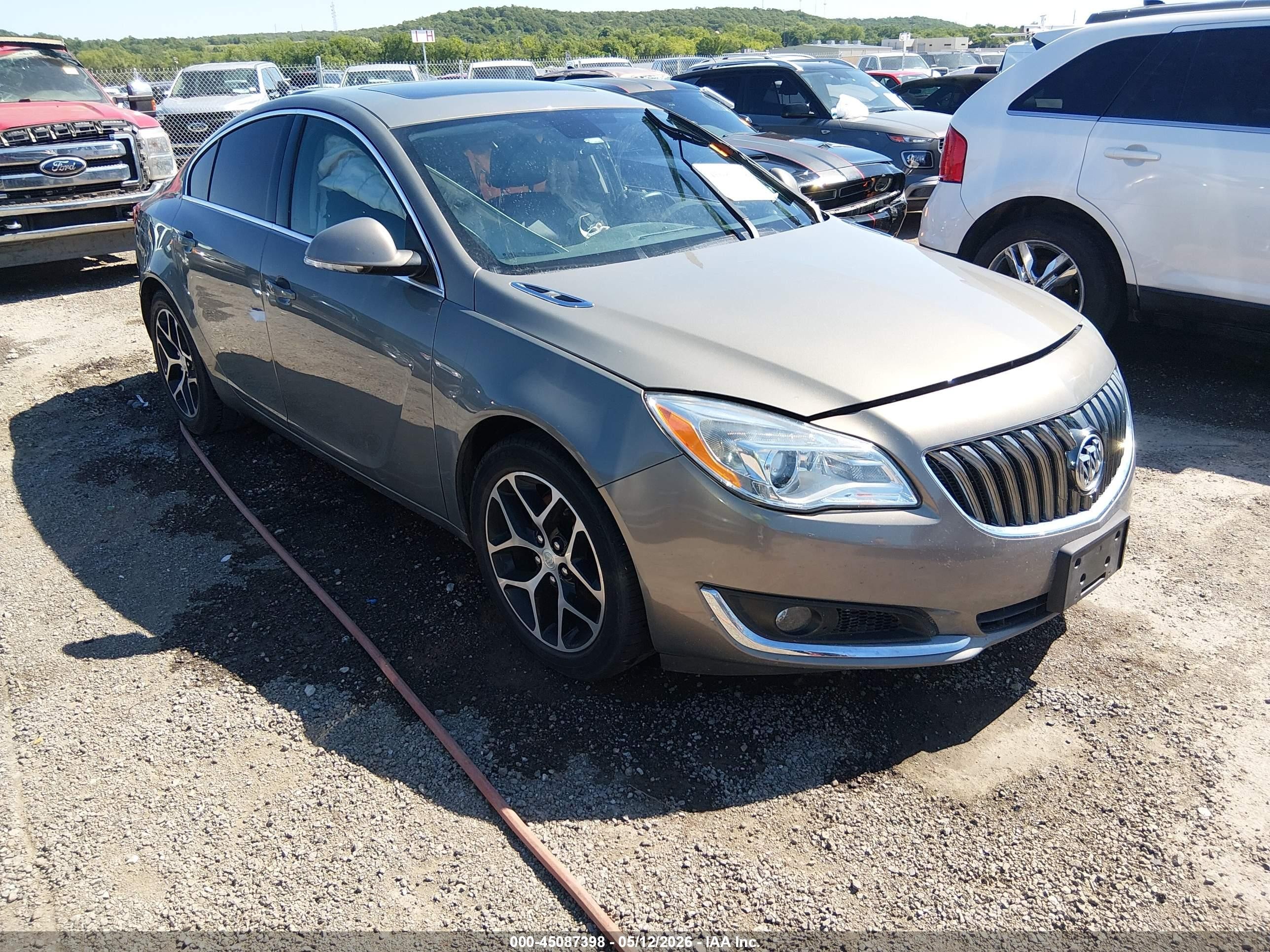 2017 Buick Regal Sport Touring, VIN 2G4GL5EX1H9136661 — Бок
