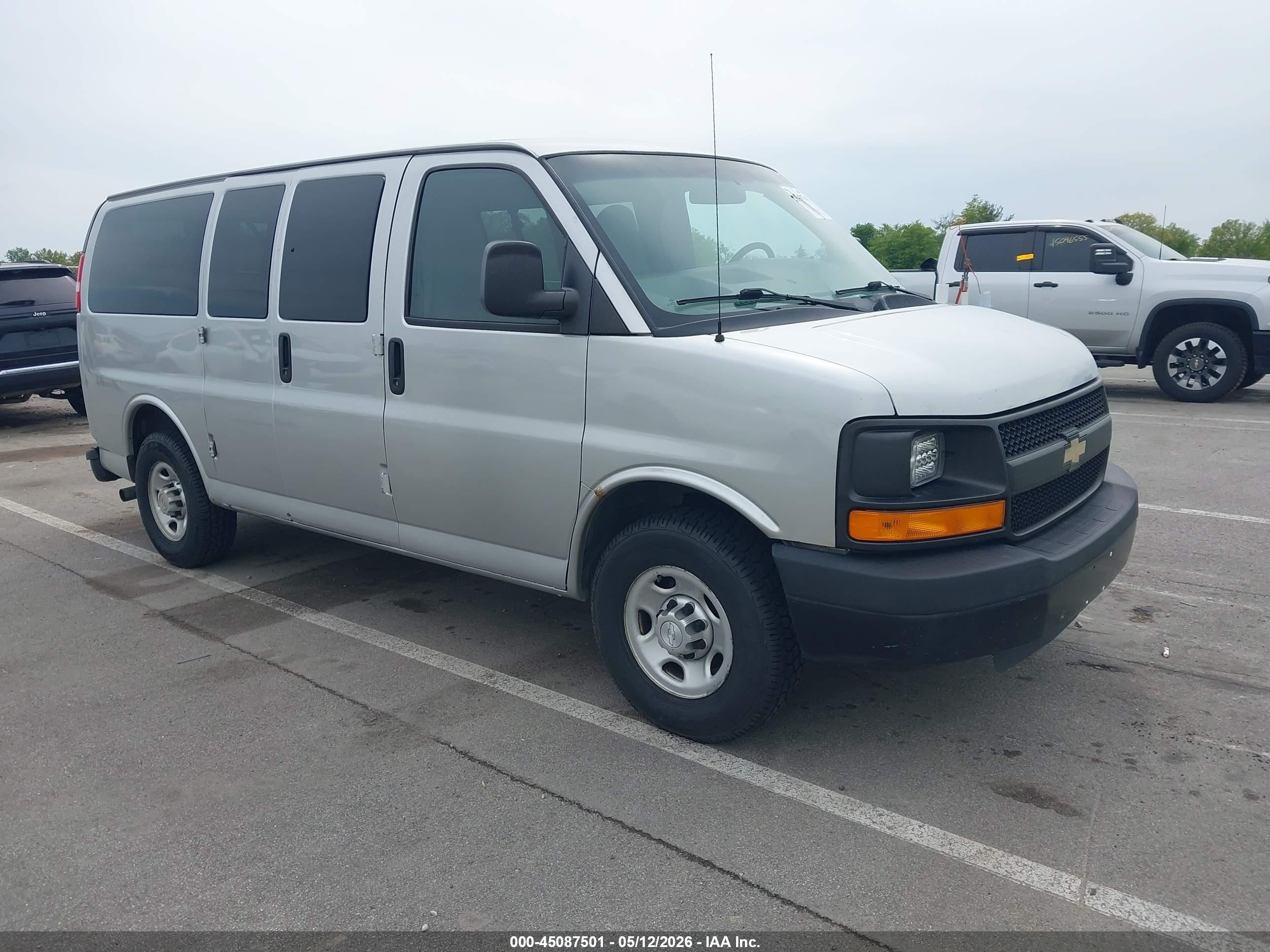 2015 Chevrolet Express 2500, VIN 1GNWGPFG9F1271474 — Rear end