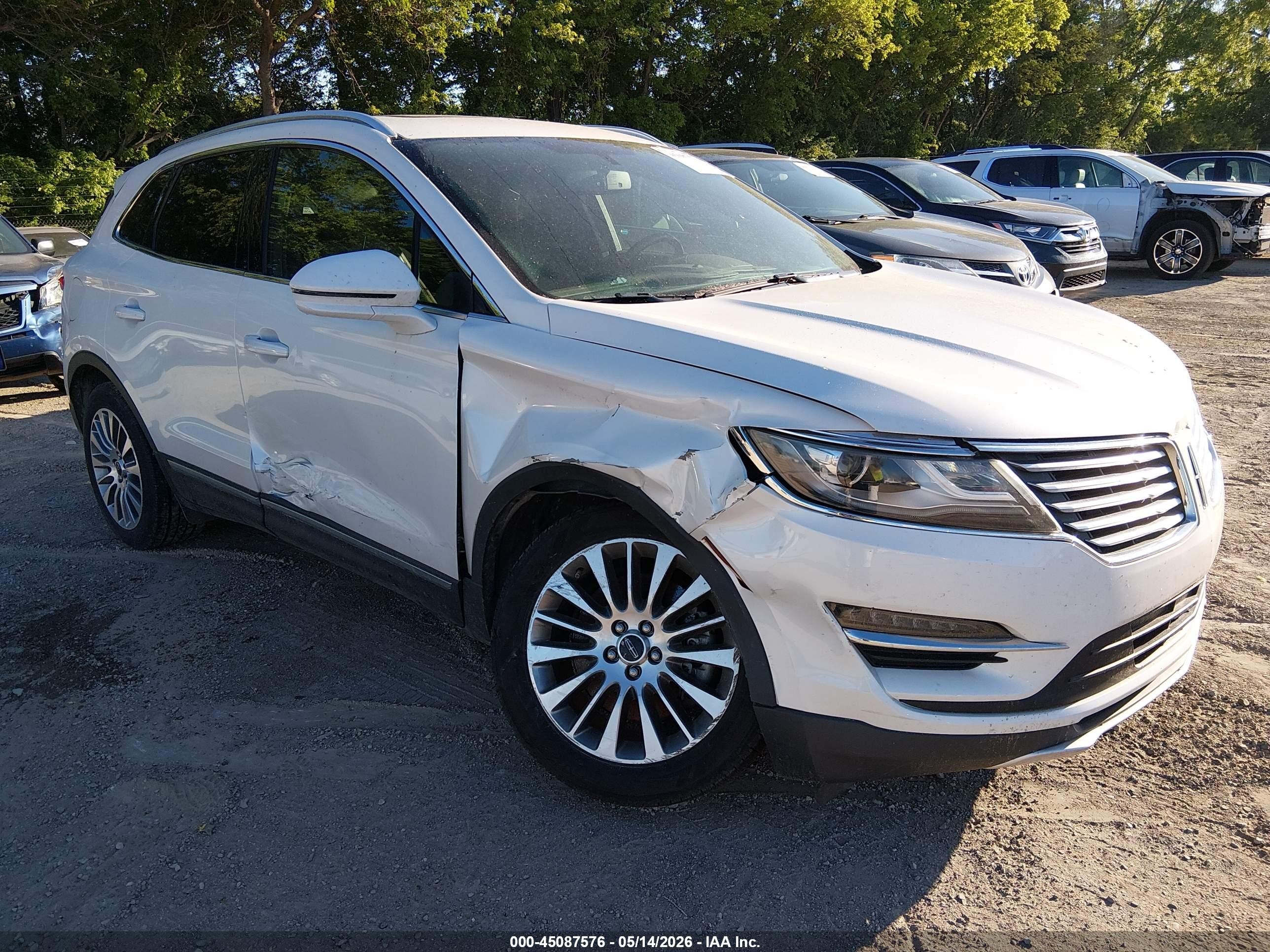 2017 Lincoln MKC Reserve, VIN 5LMCJ3C94HUL00725 — Side