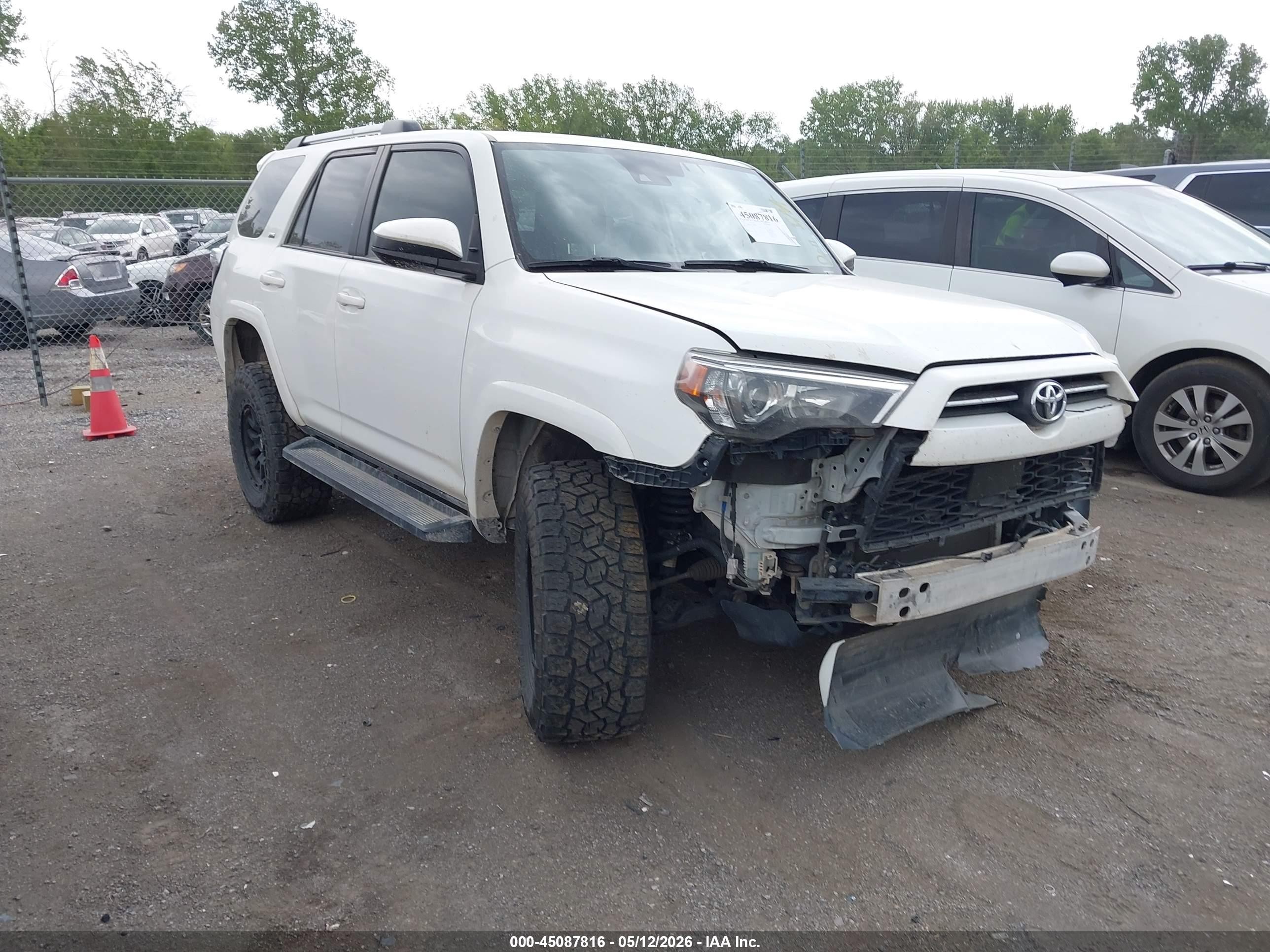 2021 Toyota 4Runner SR5, VIN JTEMU5JRXM5868821 — Front end