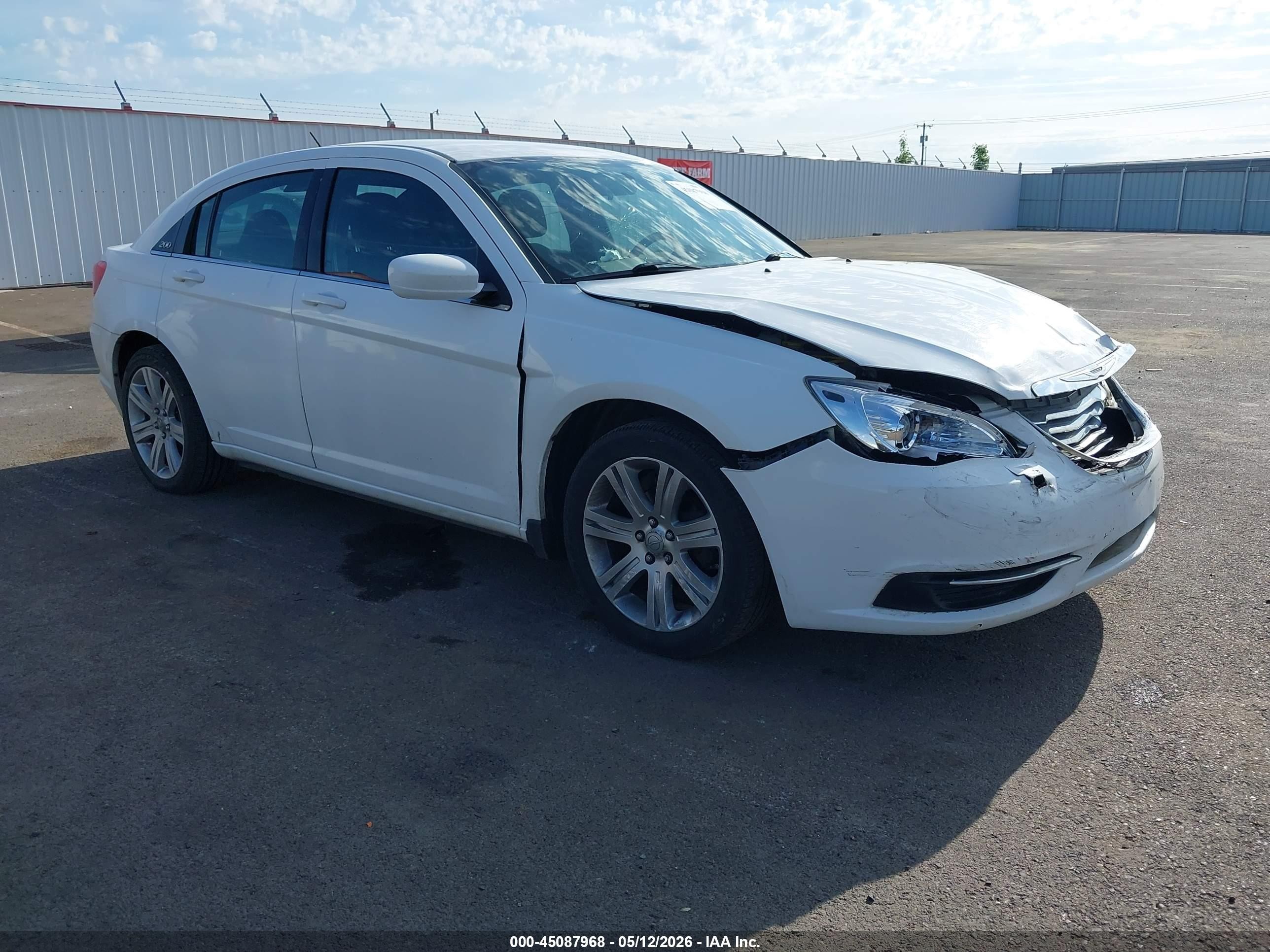 2011 Chrysler 200 Touring, VIN 1C3BC1FB9BN626428 — Перед