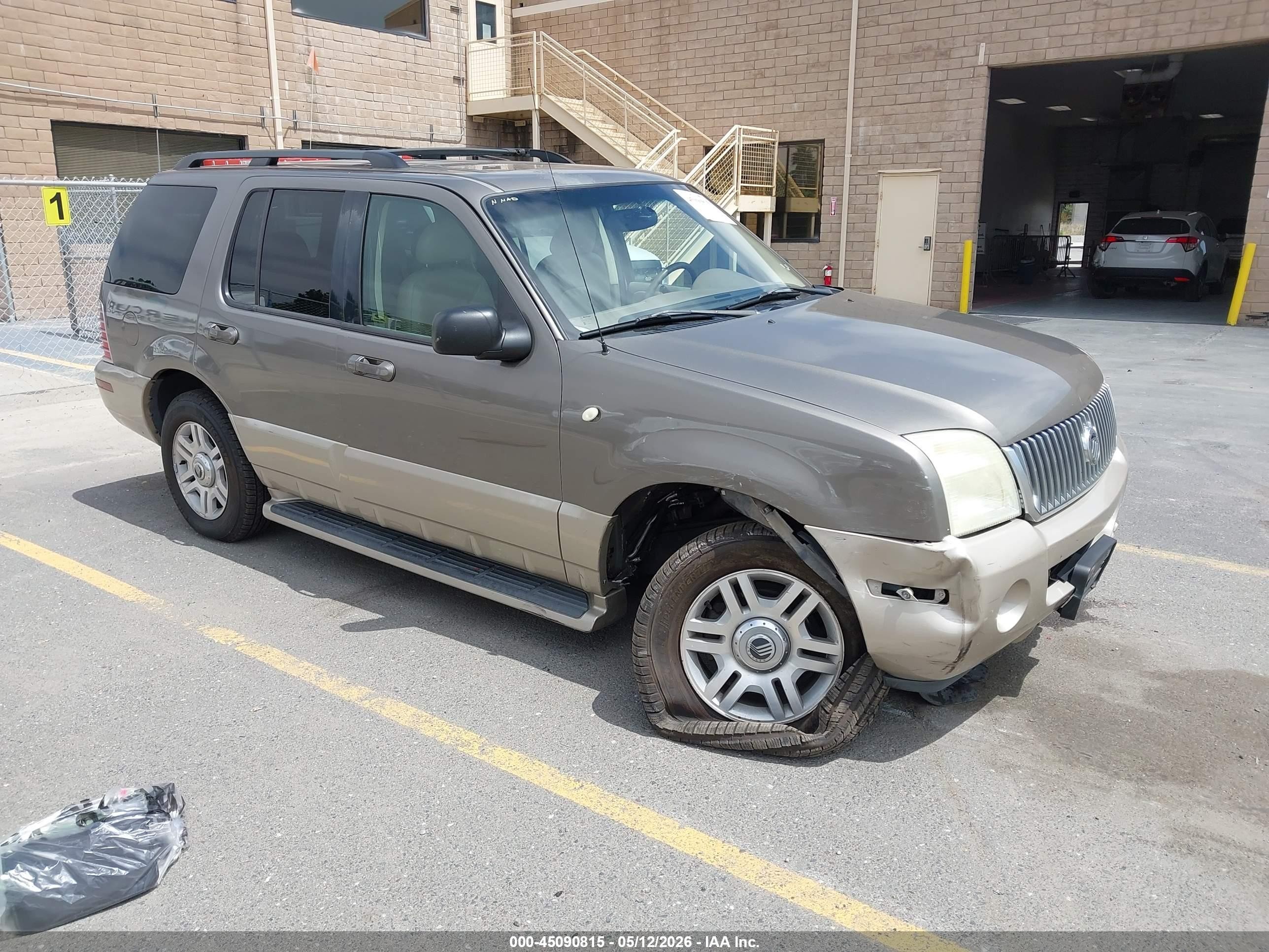 2004 Mercury Mountaineer Convenience, VIN 4M2DU86W24ZJ50493 — Front end