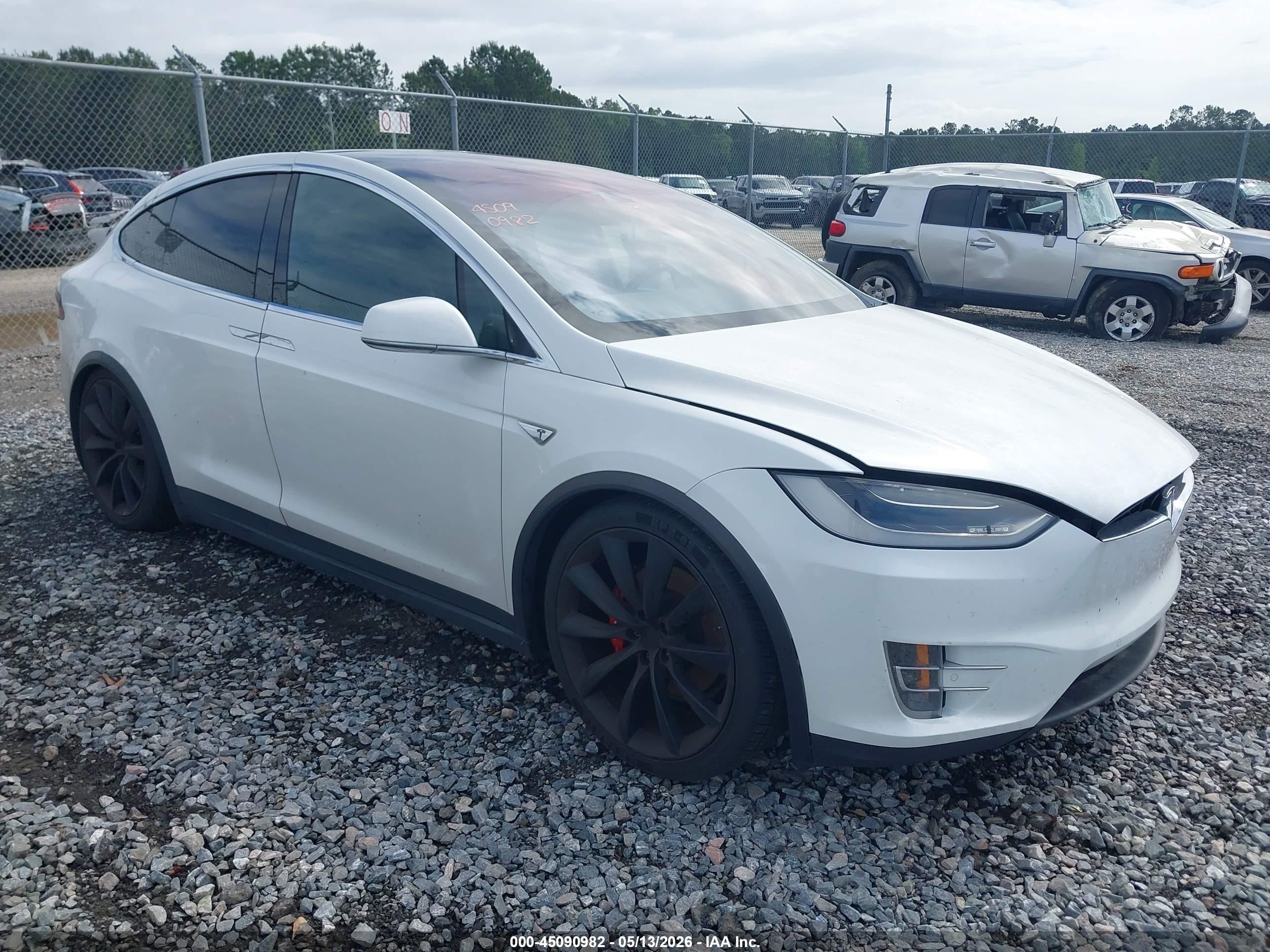 2016 Tesla Model X P90D, VIN 5YJXCBE40GF008995 — Фото с аукциона