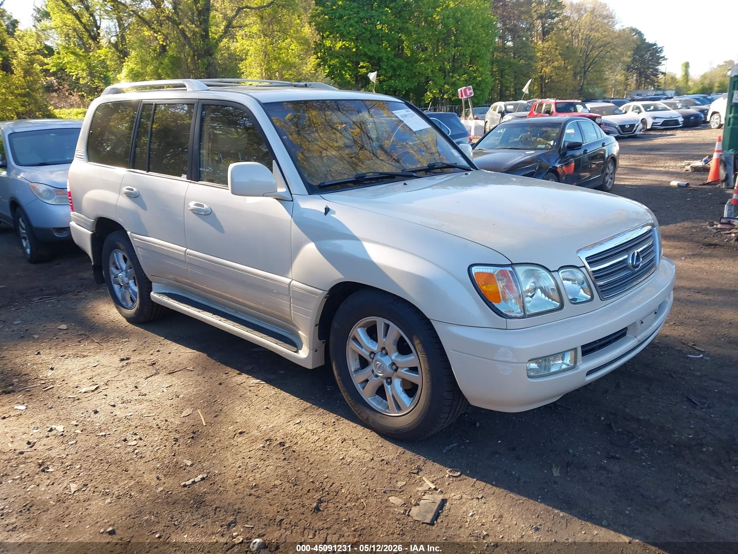 2003 Lexus LX 470, VIN JTJHT00WX33528661 — Normal wear
