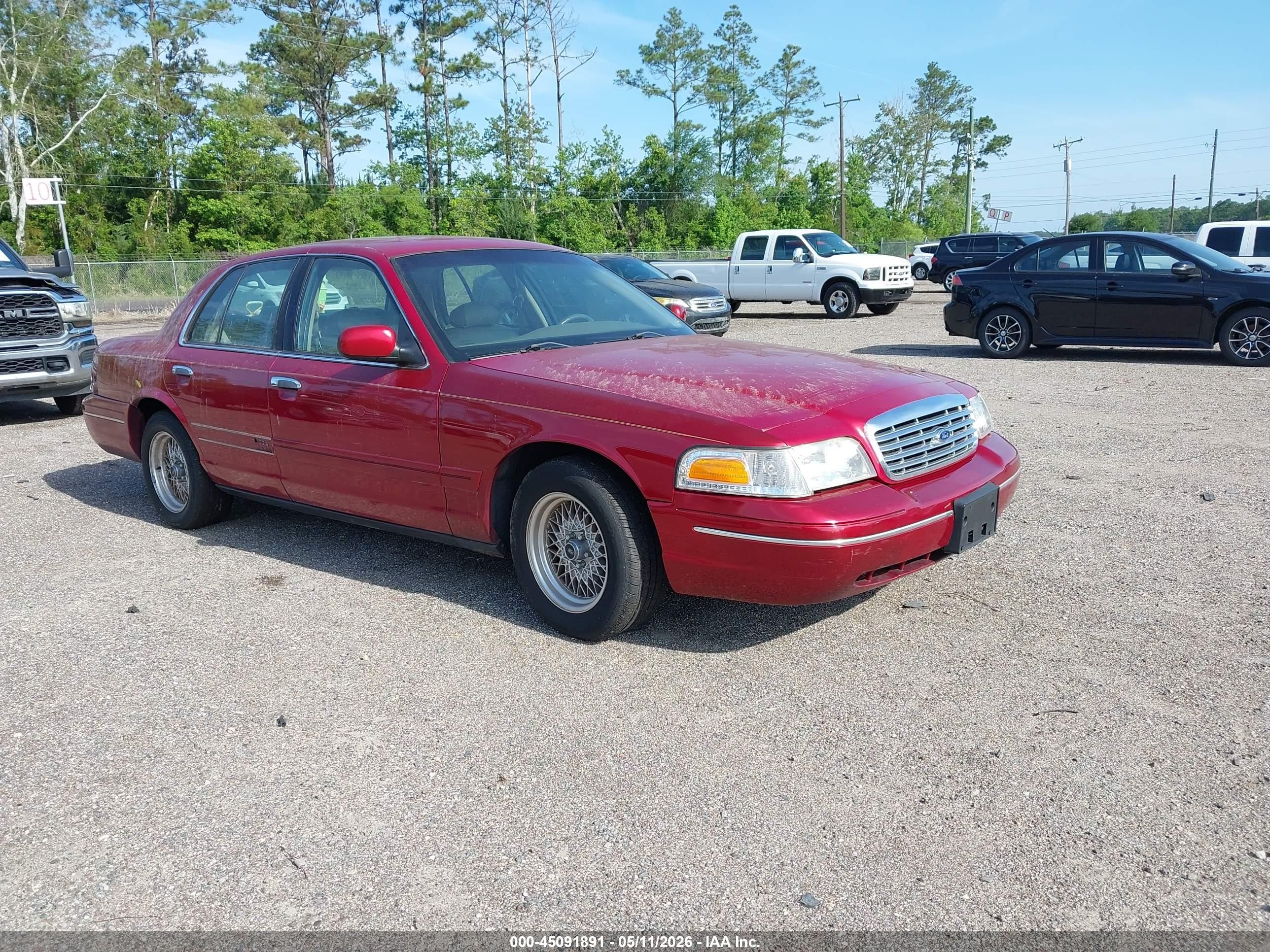 2001 Ford Crown Victoria LX, VIN 2FAFP74W41X150408 — Normal wear