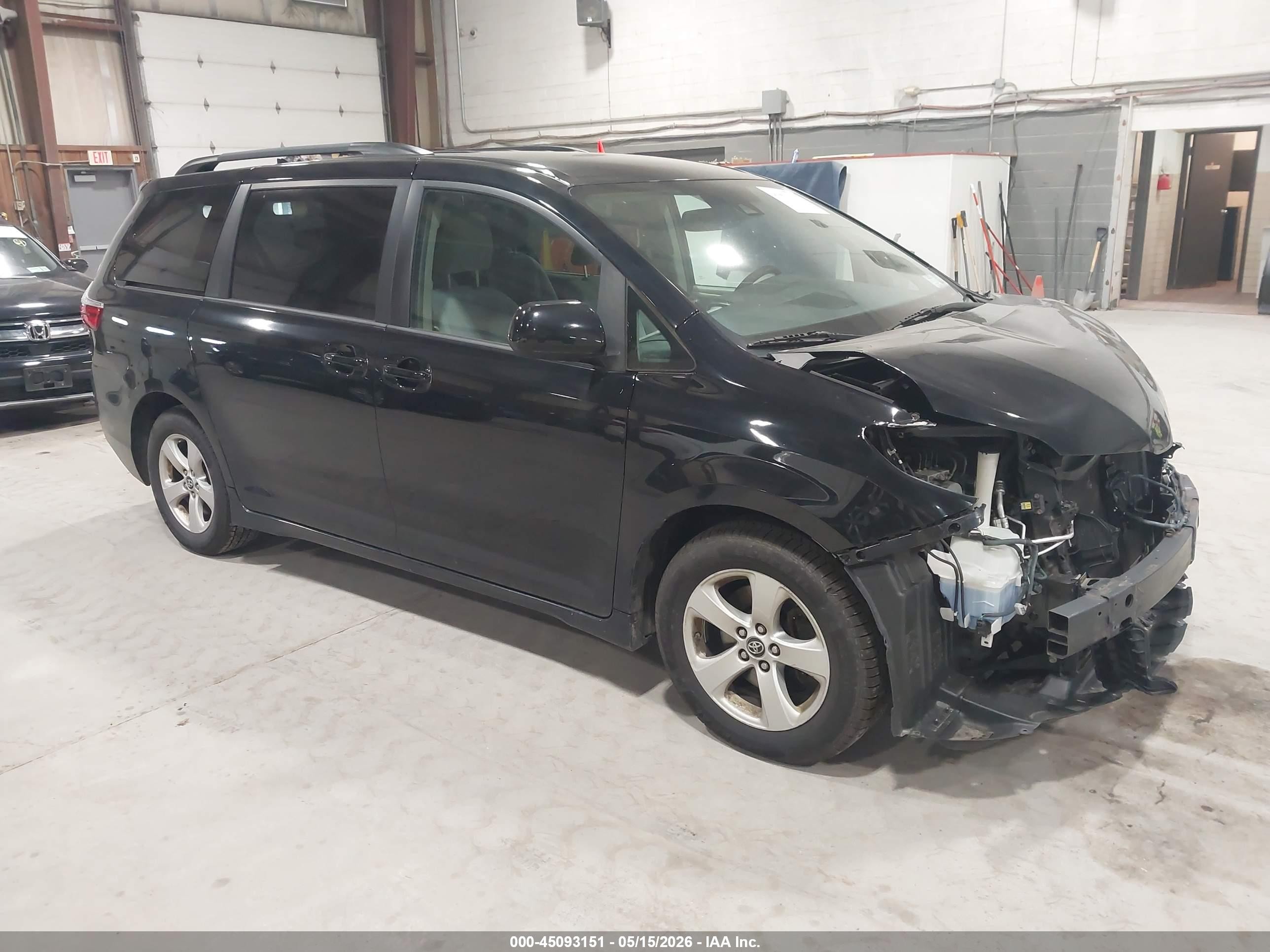 2018 Toyota Sienna LE, VIN 5TDKZ3DCXJS933018 — Front end