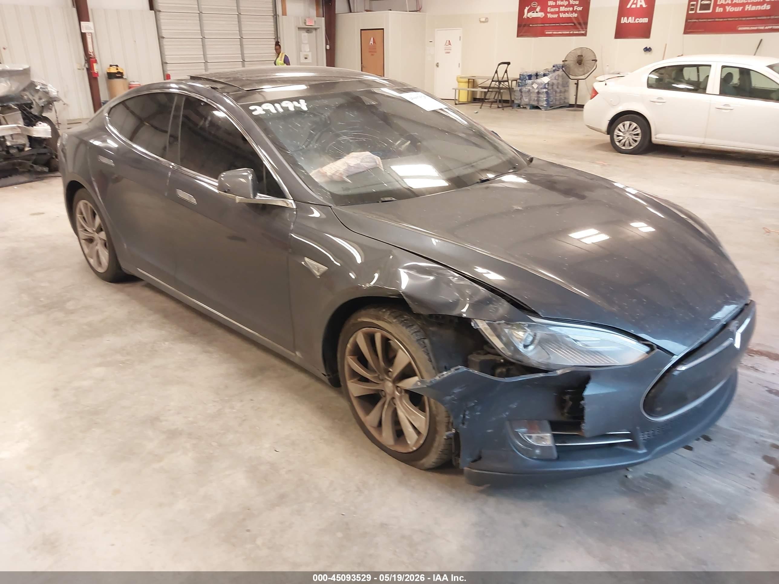 2016 Tesla Model S 90D, VIN 5YJSA1E29GF123667 — Перед