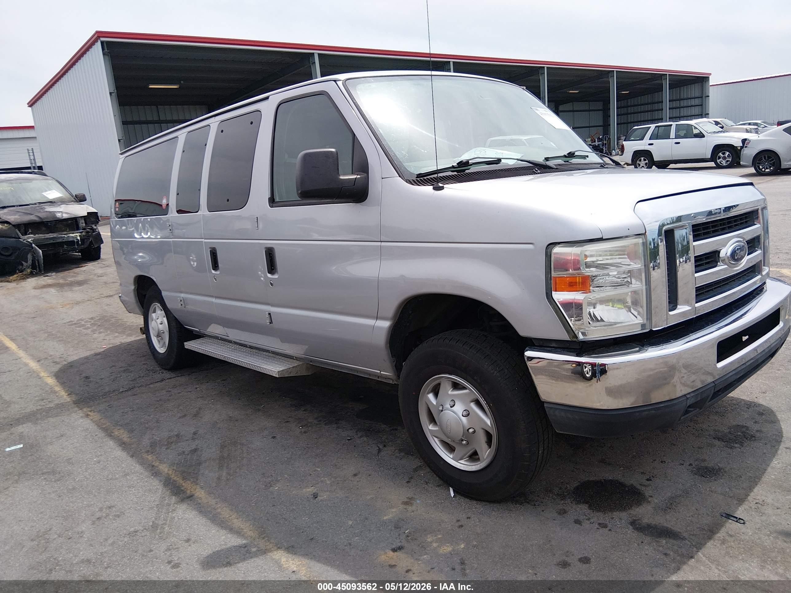 2013 Ford Econoline Passenger XLT, VIN 1FBNE3BL2DDA19734 — Side