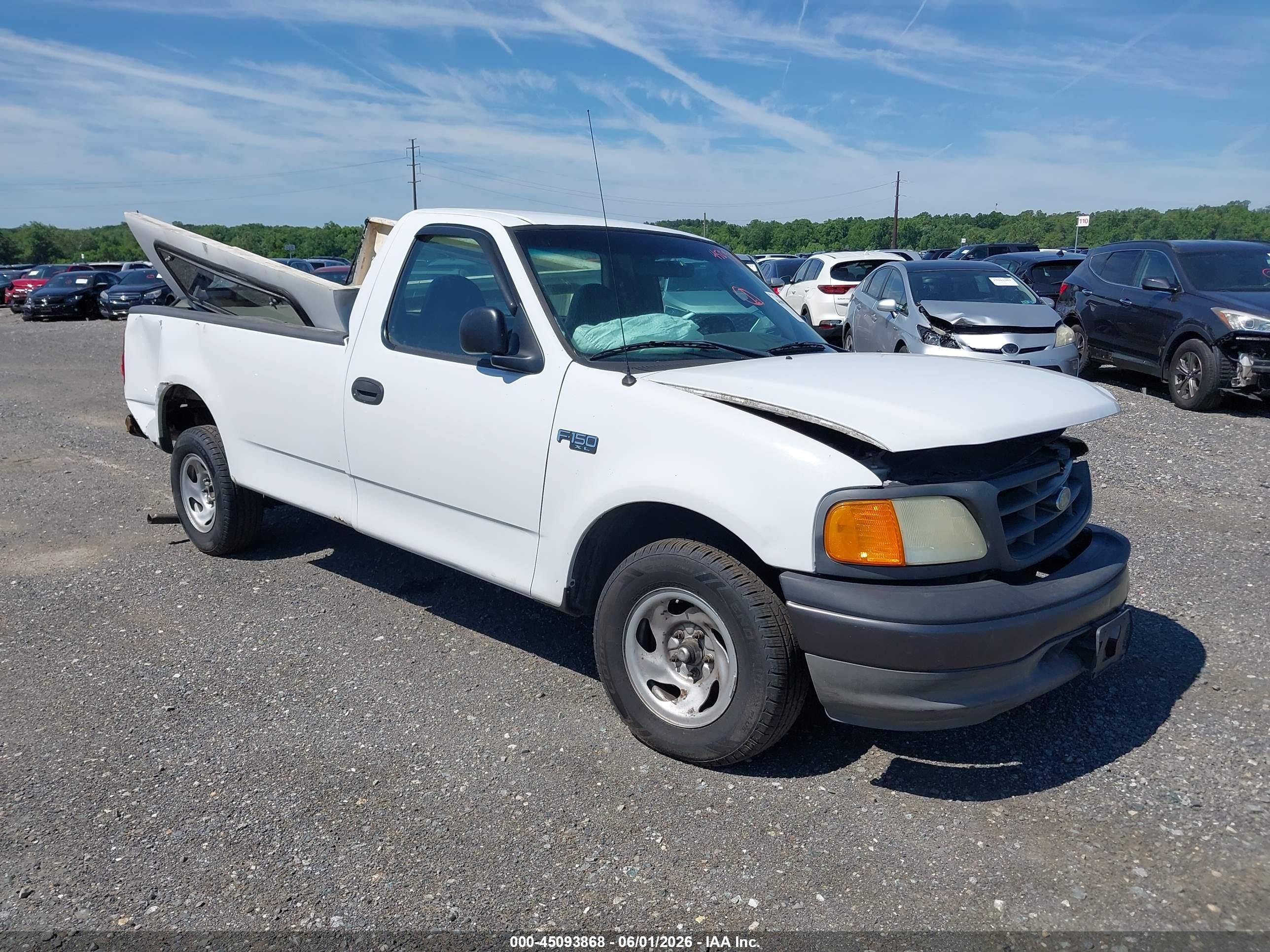 2004 Ford F-150 XL, VIN 2FTRF17264CA48474 — Front end