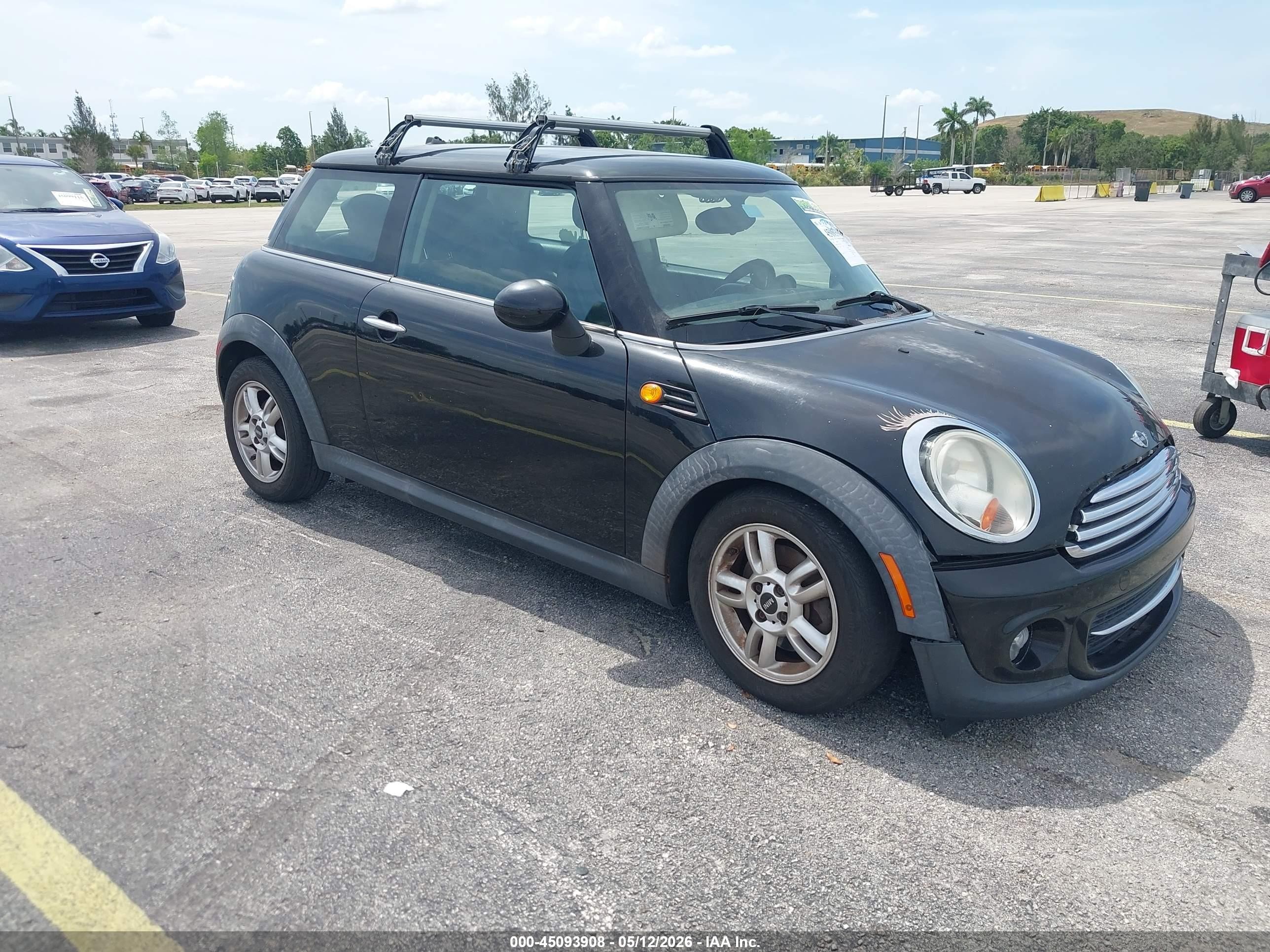 2012 MINI Hardtop, VIN WMWSU3C54CT257703 — Перед