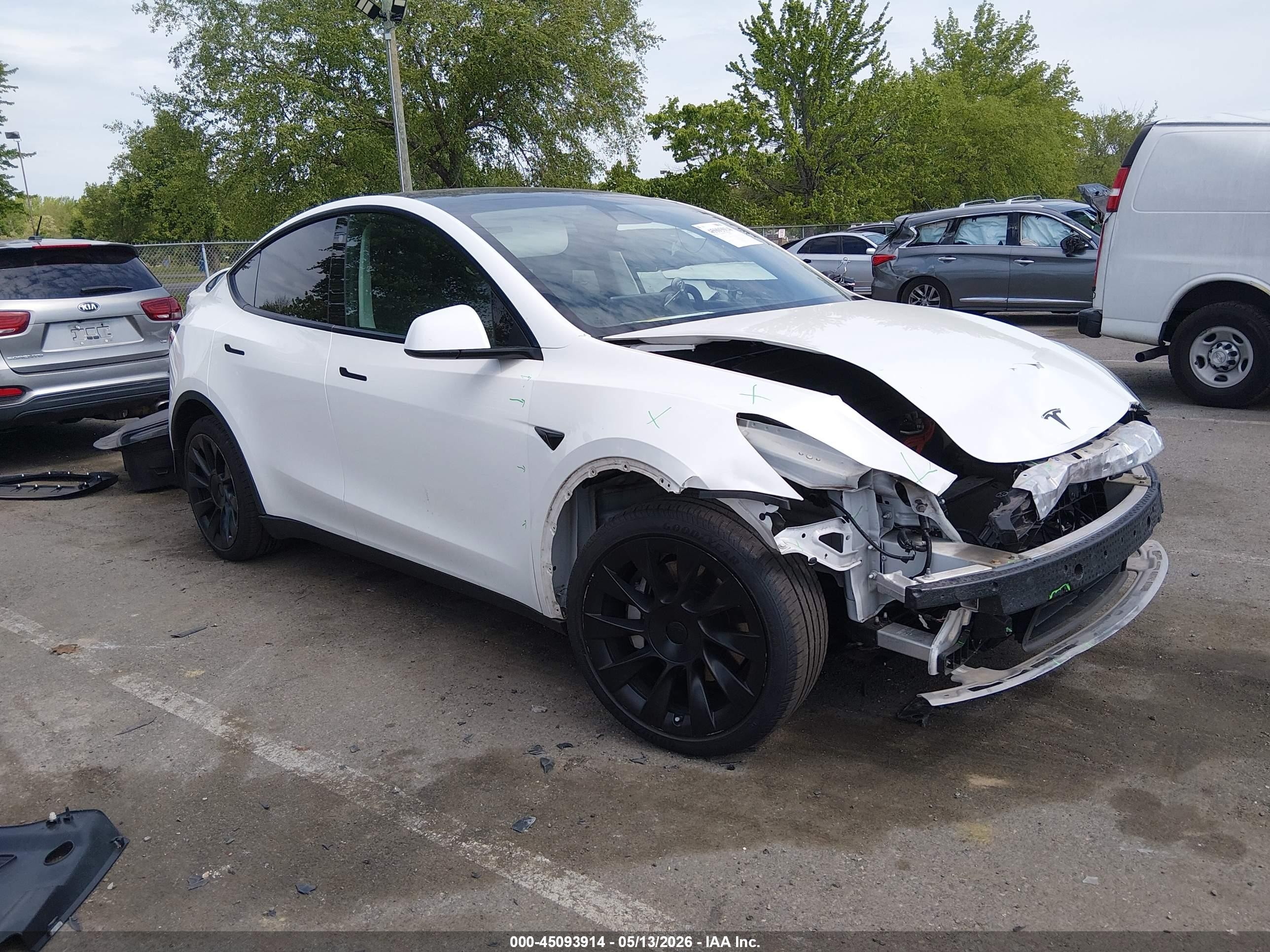 2021 Tesla Model Y Long Range, VIN 5YJYGDEE6MF286227 — Front end
