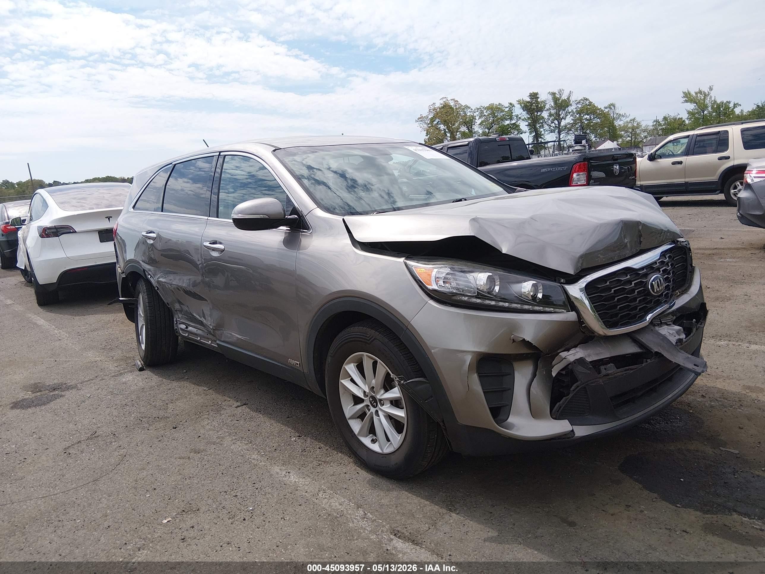 2019 Kia Sorento LX, VIN 5XYPGDA57KG479655 — Front end