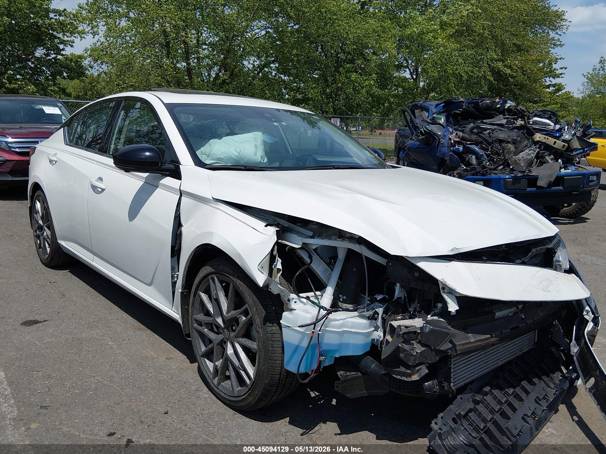 2023 Nissan Altima SR, VIN 1N4AL4CV1PN421402 — Front end
