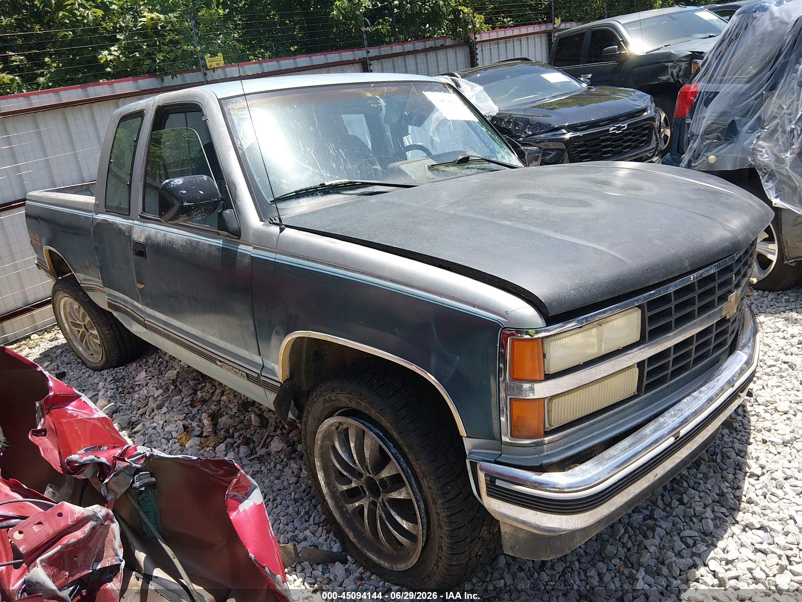 1992 Chevrolet Silverado 2500, VIN 2GCFK29K4N1235582 — Front end