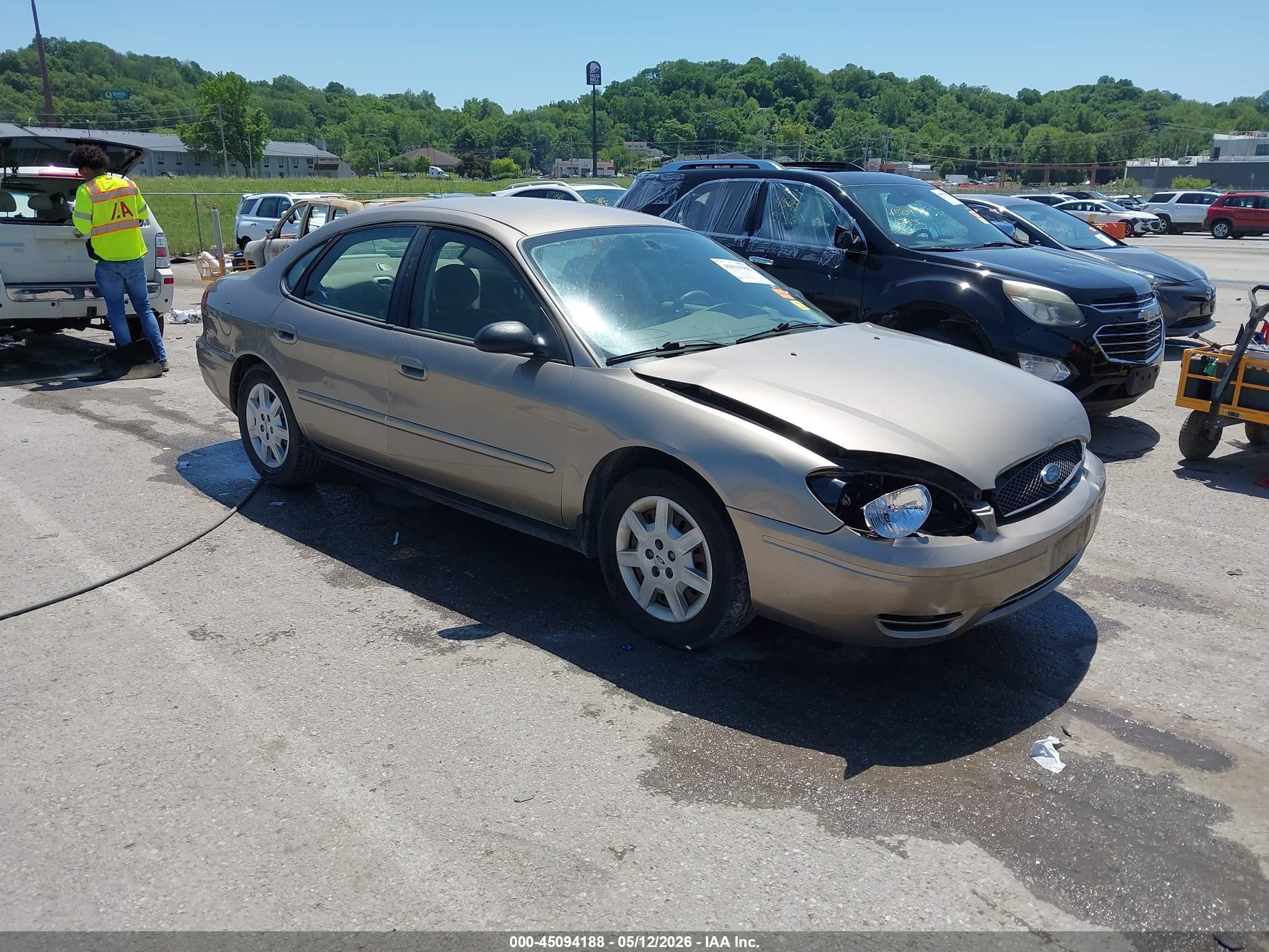 2005 Ford Taurus SE, VIN 1FAFP53205A288626 — Перед