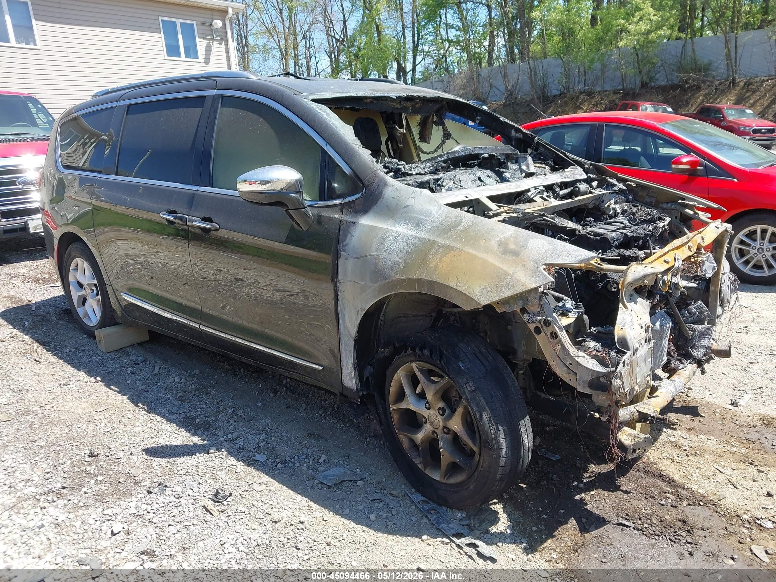 2020 Chrysler Pacifica Limited, VIN 2C4RC1GG6LR162880 — Engine fire