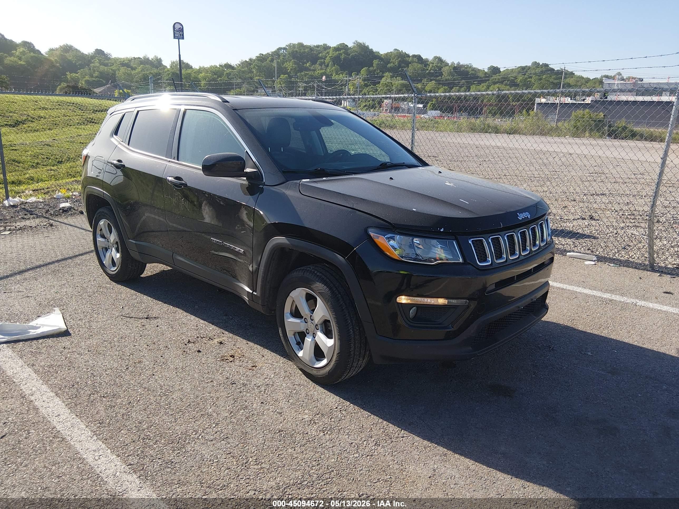 2018 Jeep Compass Latitude, VIN 3C4NJDBB7JT262742 — Front end