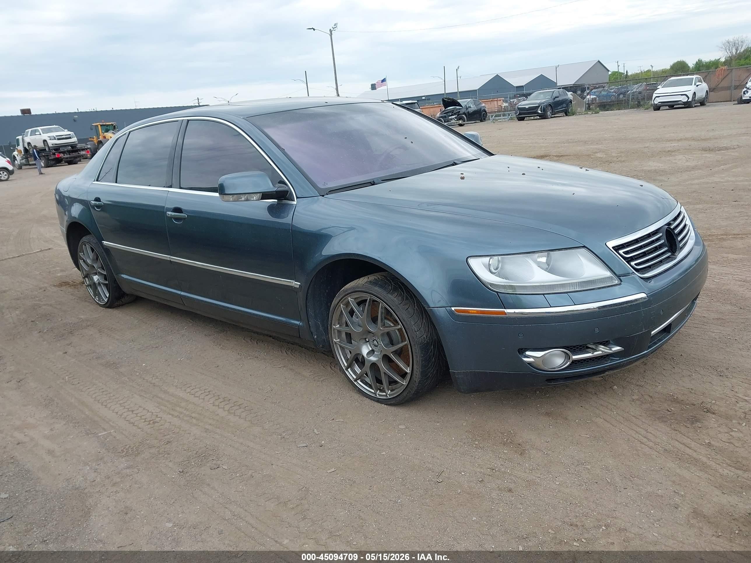 2005 Volkswagen Phaeton, VIN WVWAH93D058001612 — Front end