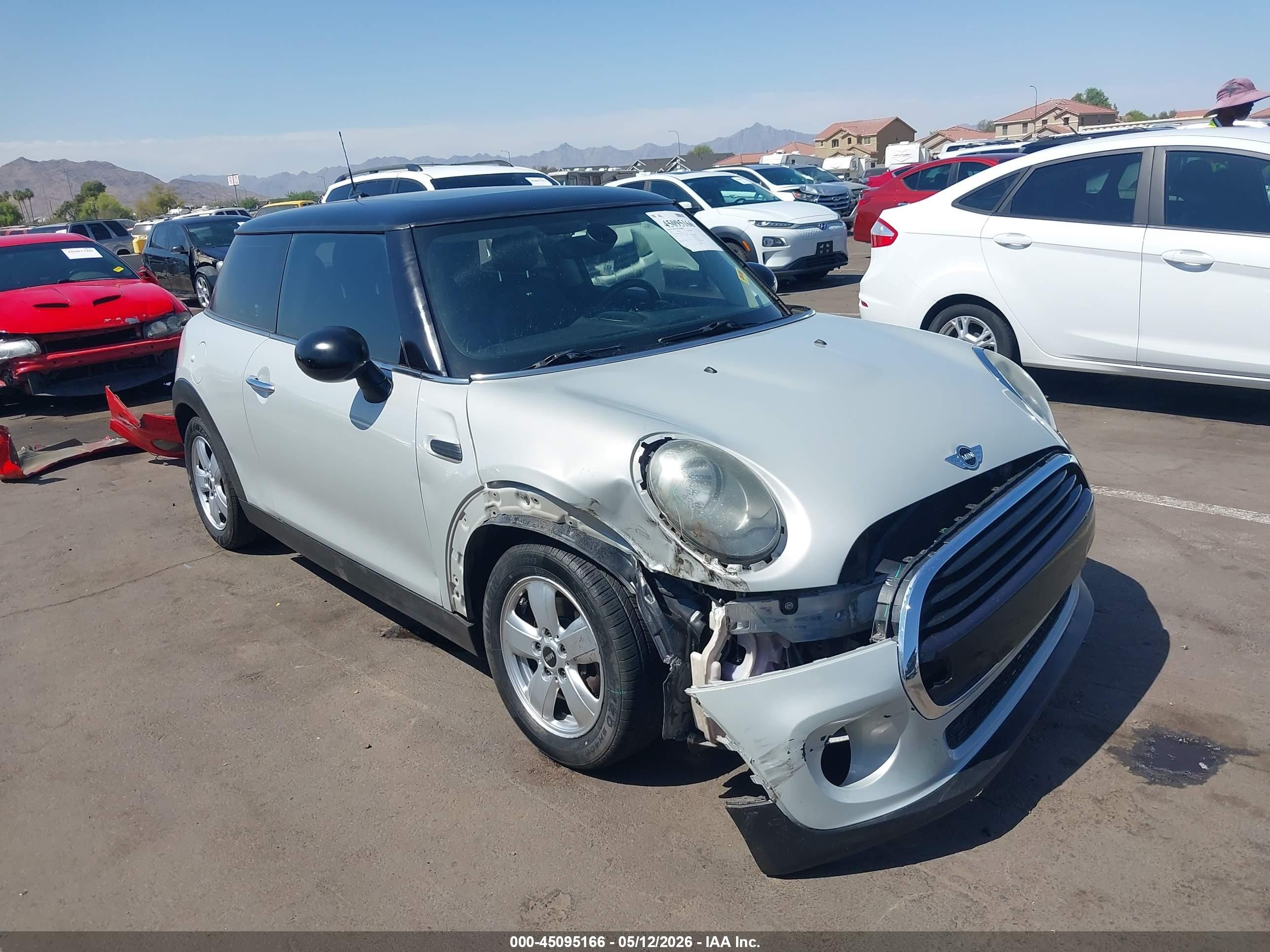 2016 MINI Hardtop, VIN WMWXP5C56G3B76588 — Перед