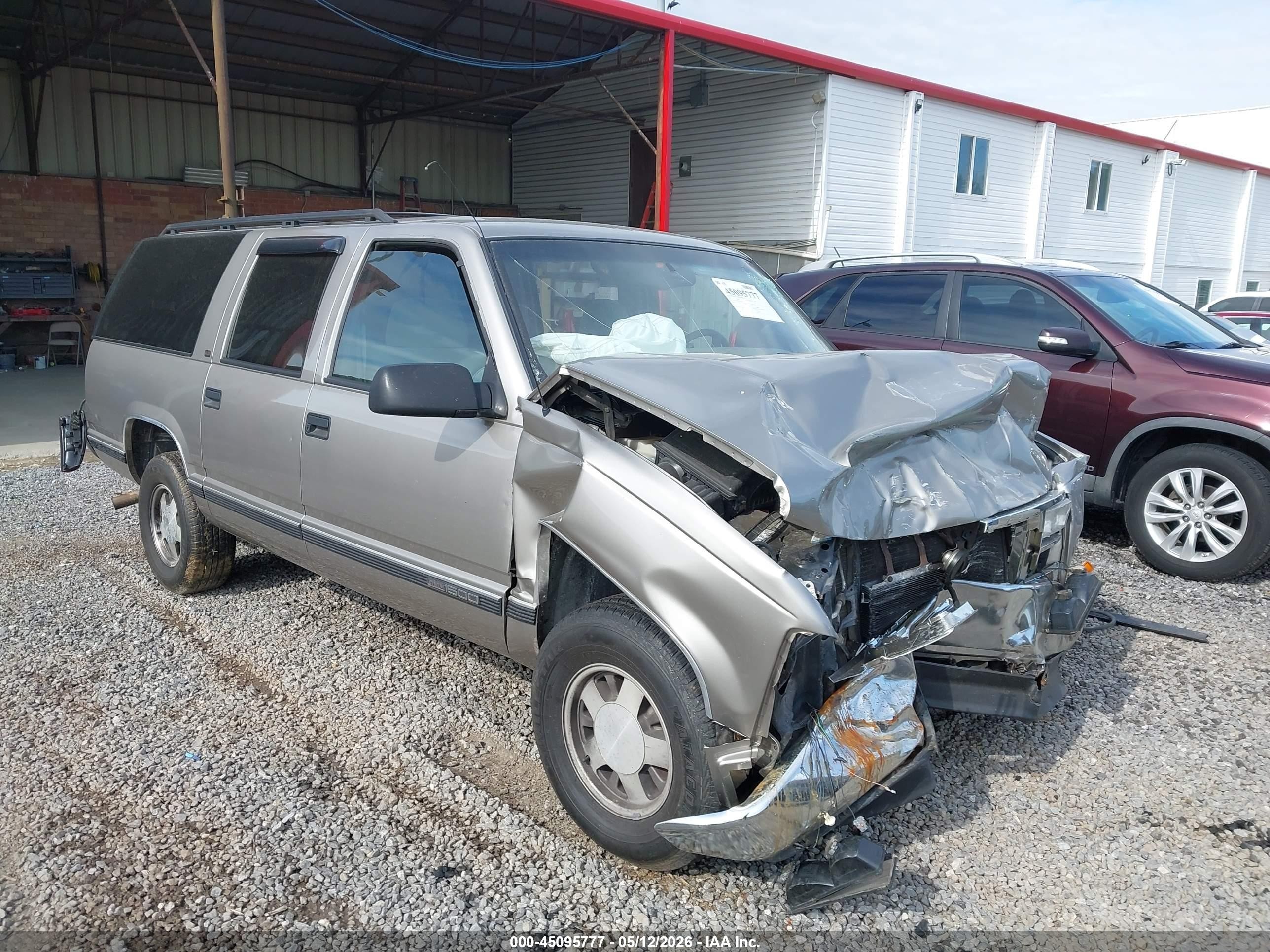 1999 GMC Suburban, VIN 3GKEC16R9XG531488 — Front end