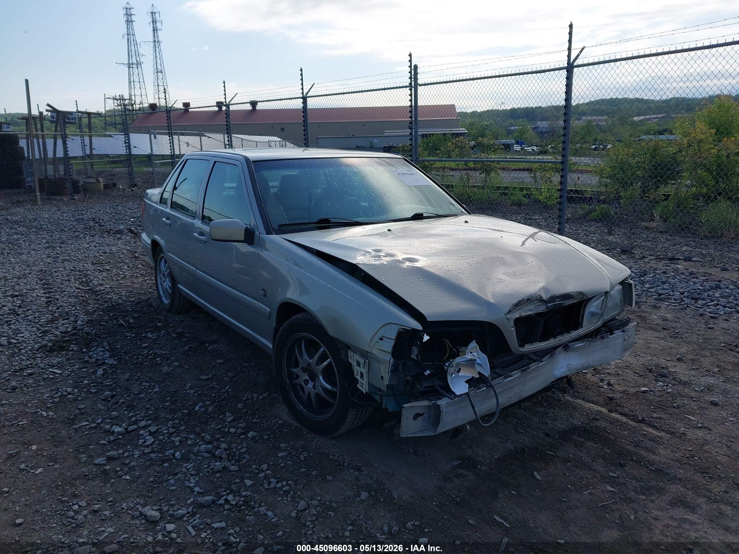 2000 Volvo S70, VIN YV1LS56D8Y2657928 — Перед