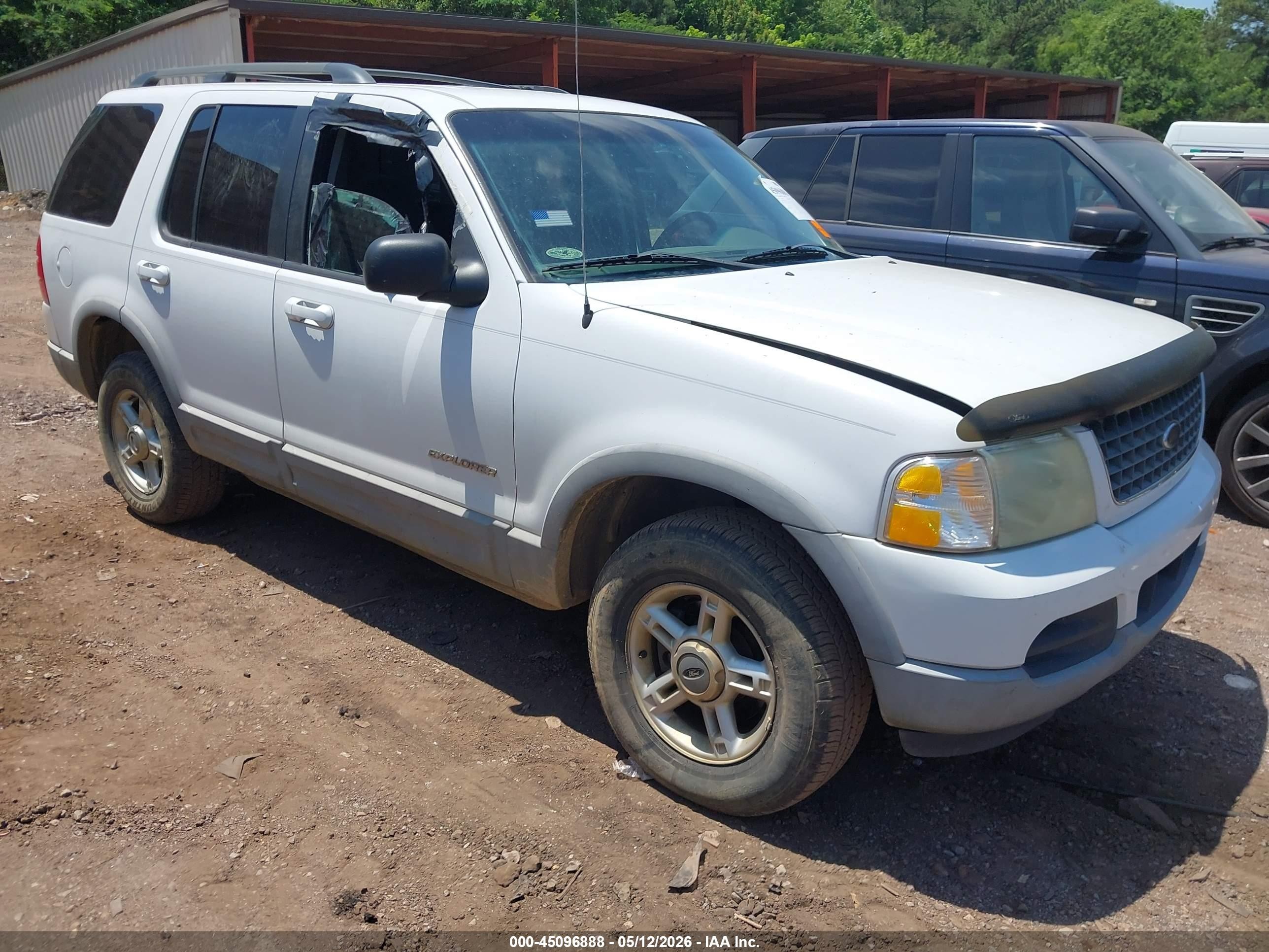 2002 Ford Explorer XLT, VIN 1FMZU63W32UB11521 — Front end