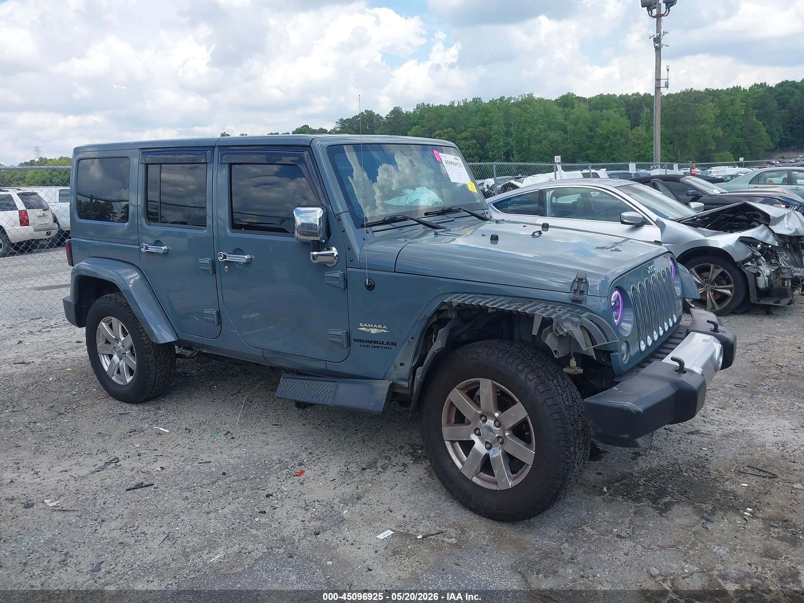 2015 Jeep Wrangler Unlimited Sahara, VIN 1C4BJWEG4FL731567 — Бок