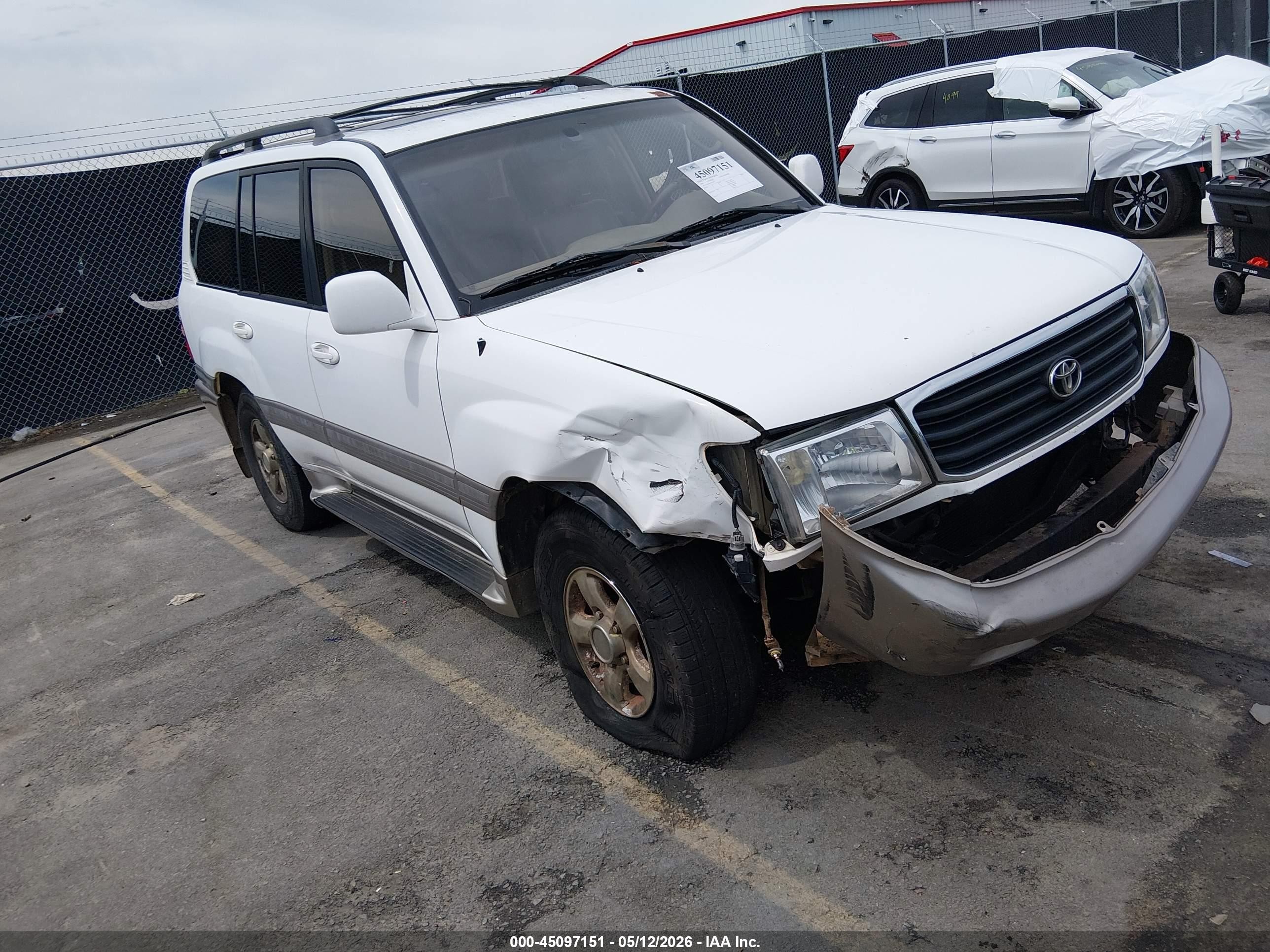 2000 Toyota Land Cruiser, VIN JT3HT05J0Y0113457 — Front end