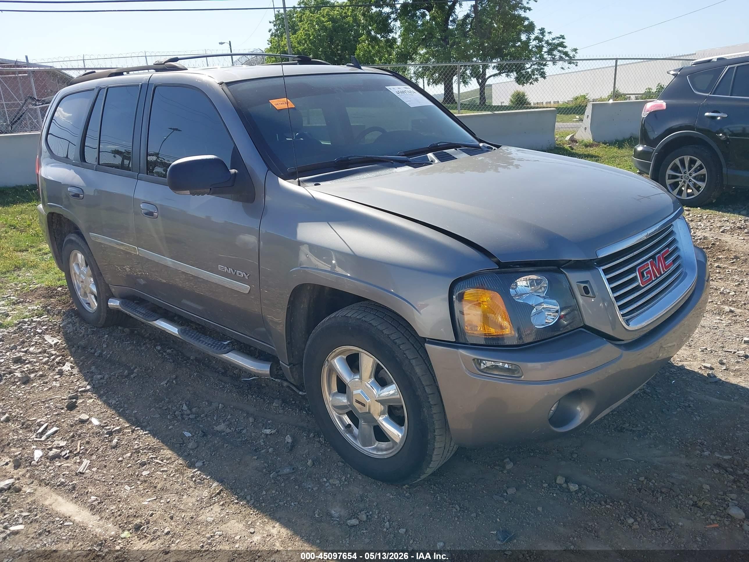 2006 GMC Envoy SLE, VIN 1GKDT13S662239582 — Side