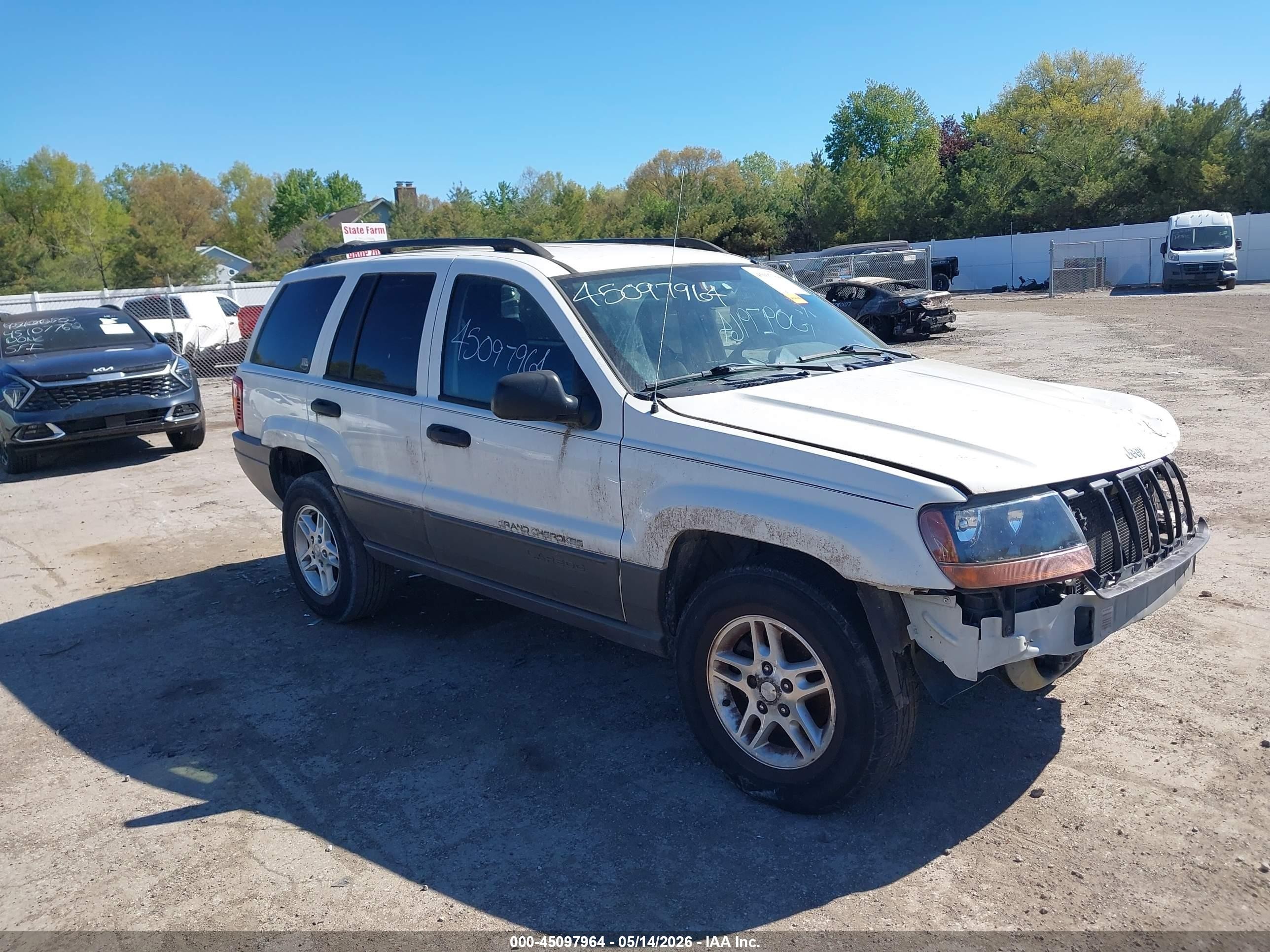 2004 Jeep Grand Cherokee Laredo, VIN 1J4GW48S04C417403 — Front end