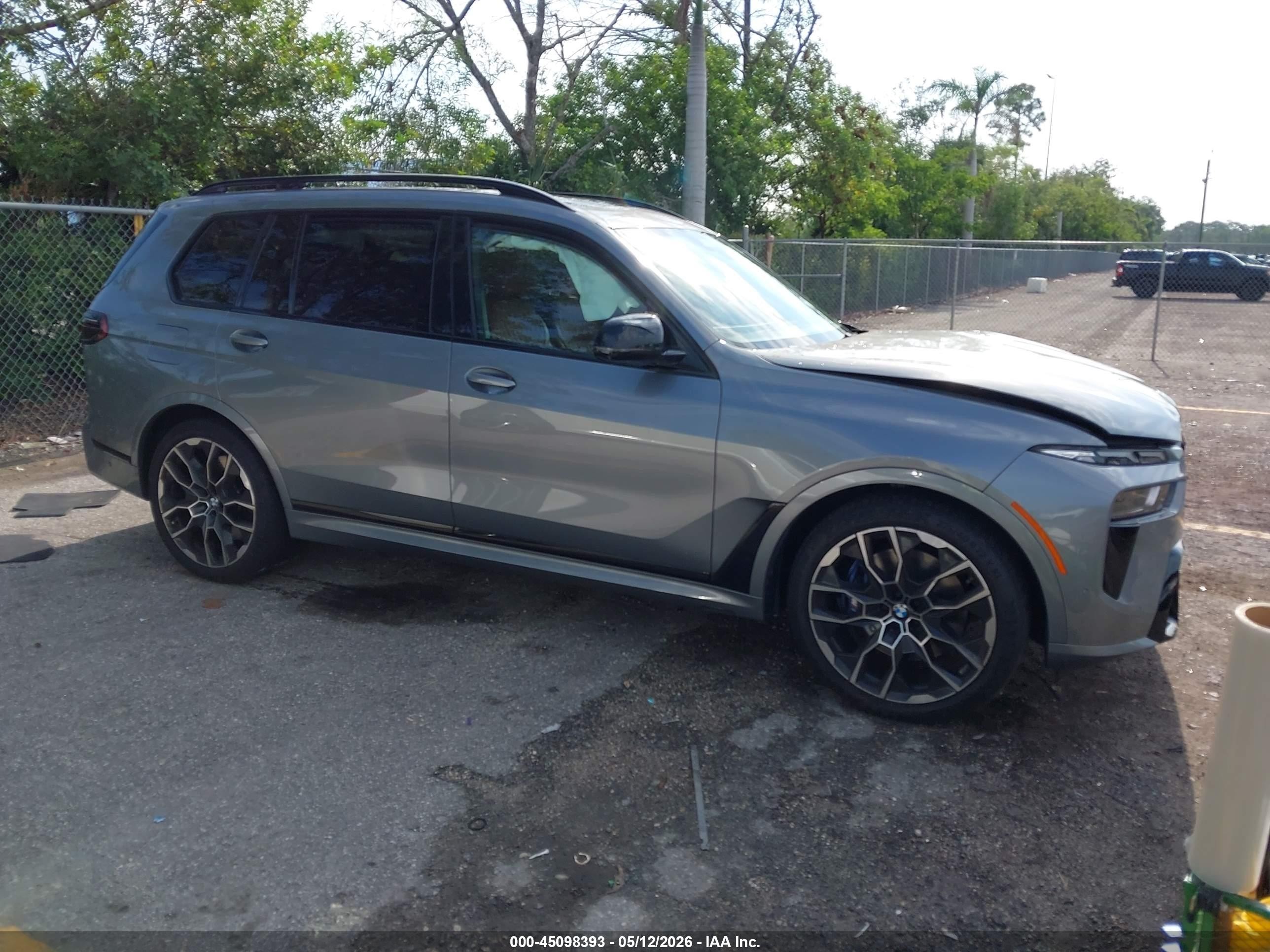 2023 BMW X7 M60i, VIN 5UX33EM01P9N55877 — Front end