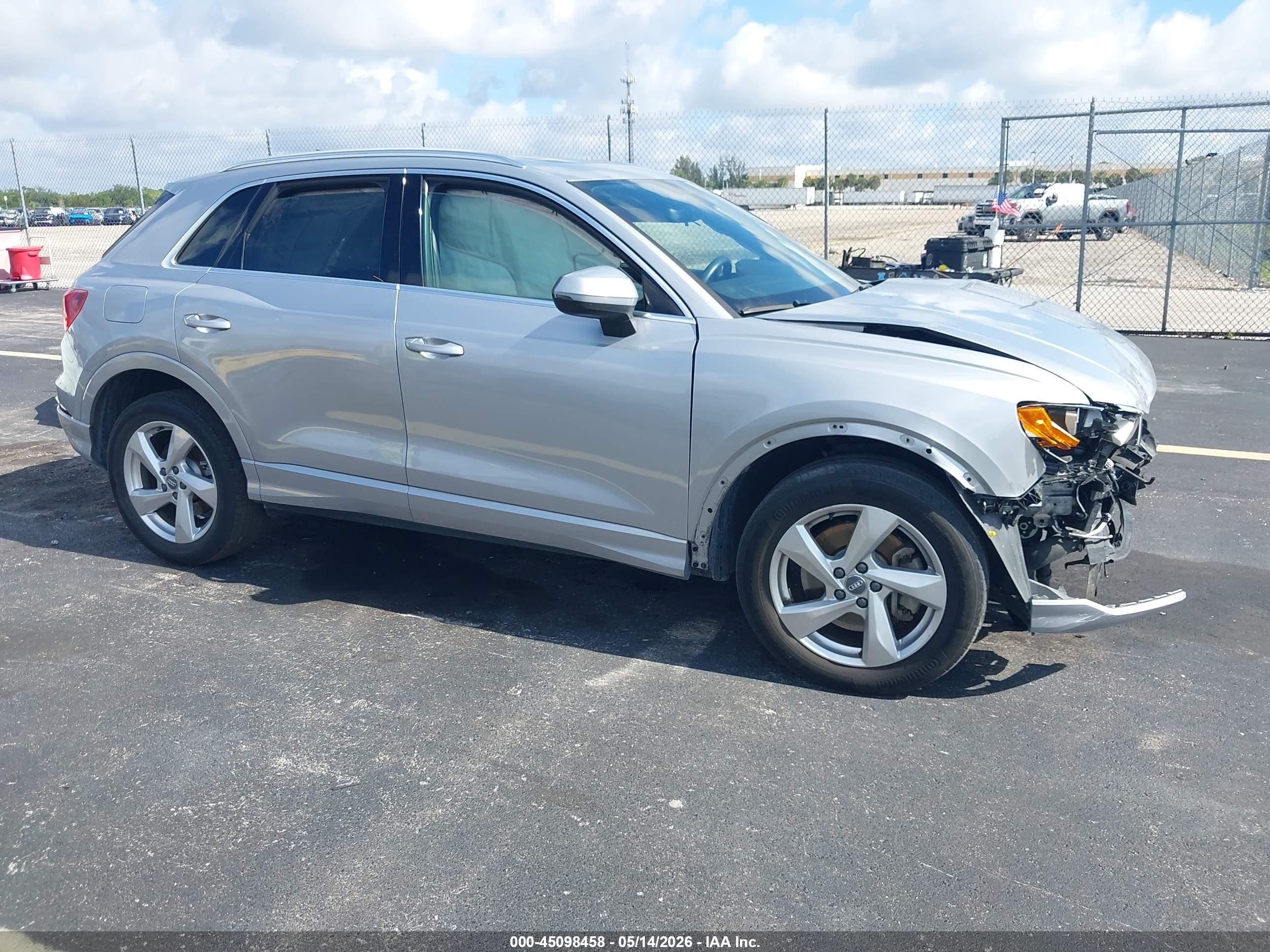 2019 Audi Q3 Premium, VIN WA1AECF35K1086065 — Перед