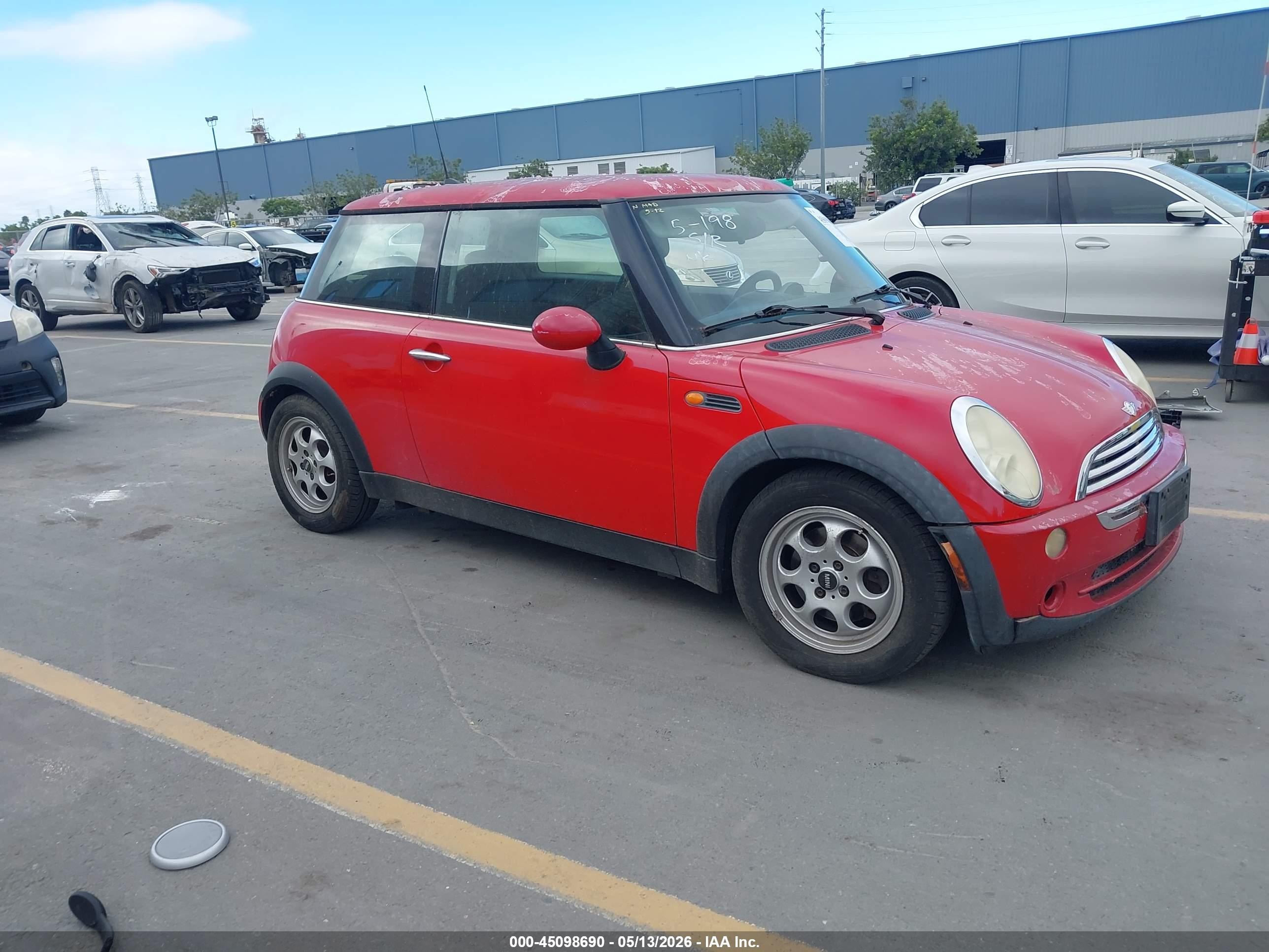 2005 MINI Hardtop, VIN WMWRC33435TC58338 — Перед