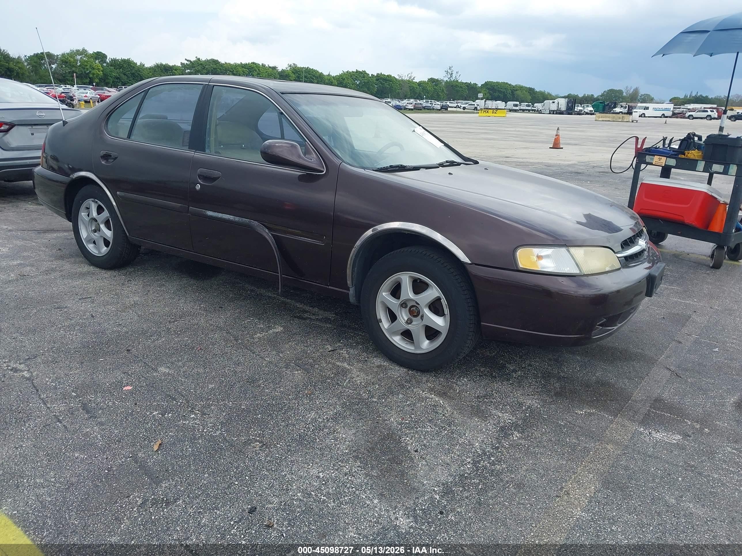 1998 Nissan Altima XE, VIN 1N4DL01D9WC262638 — Normal wear