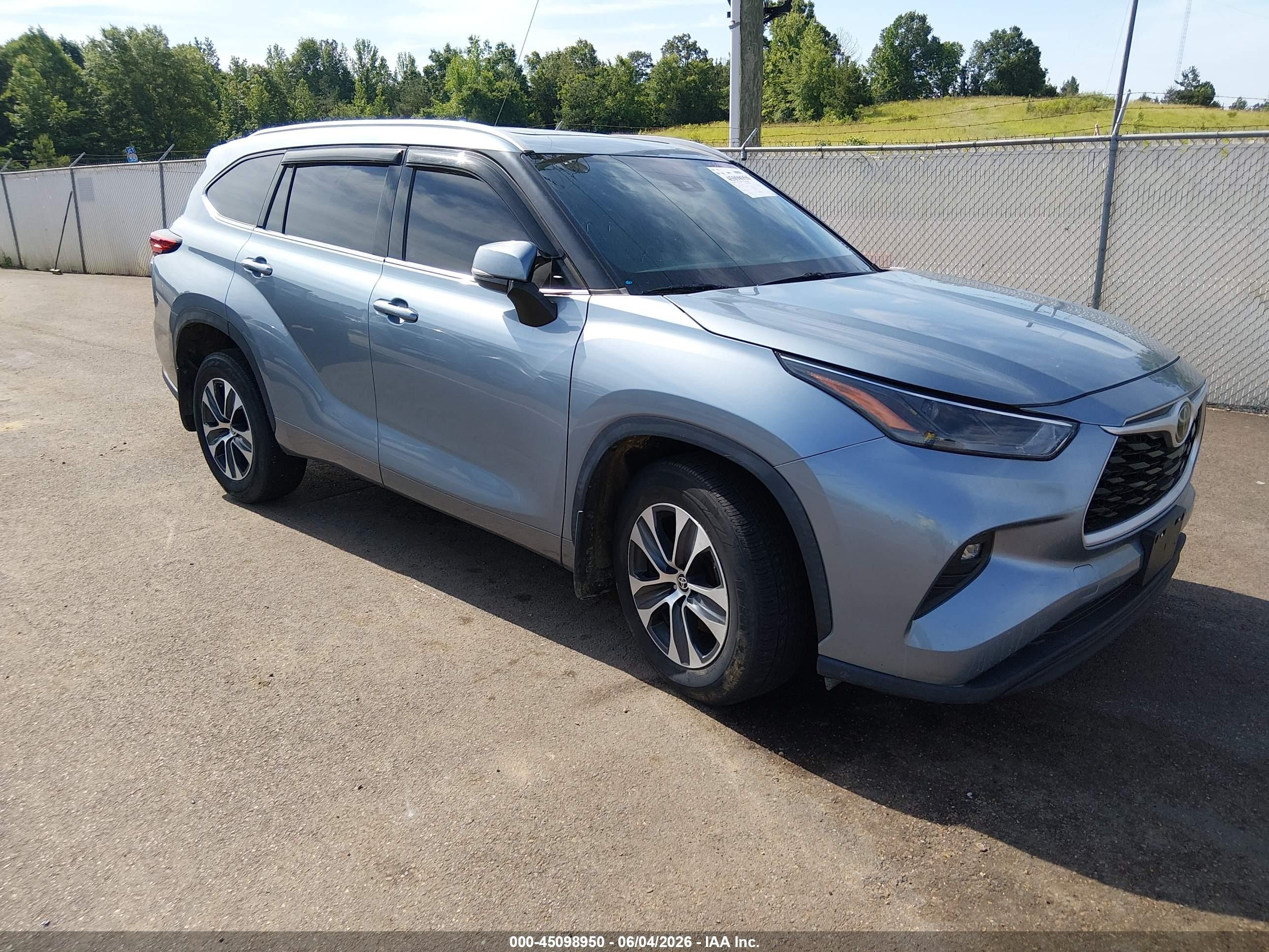 2022 Toyota Highlander XLE, VIN 5TDGZRAH7NS091978 — Side