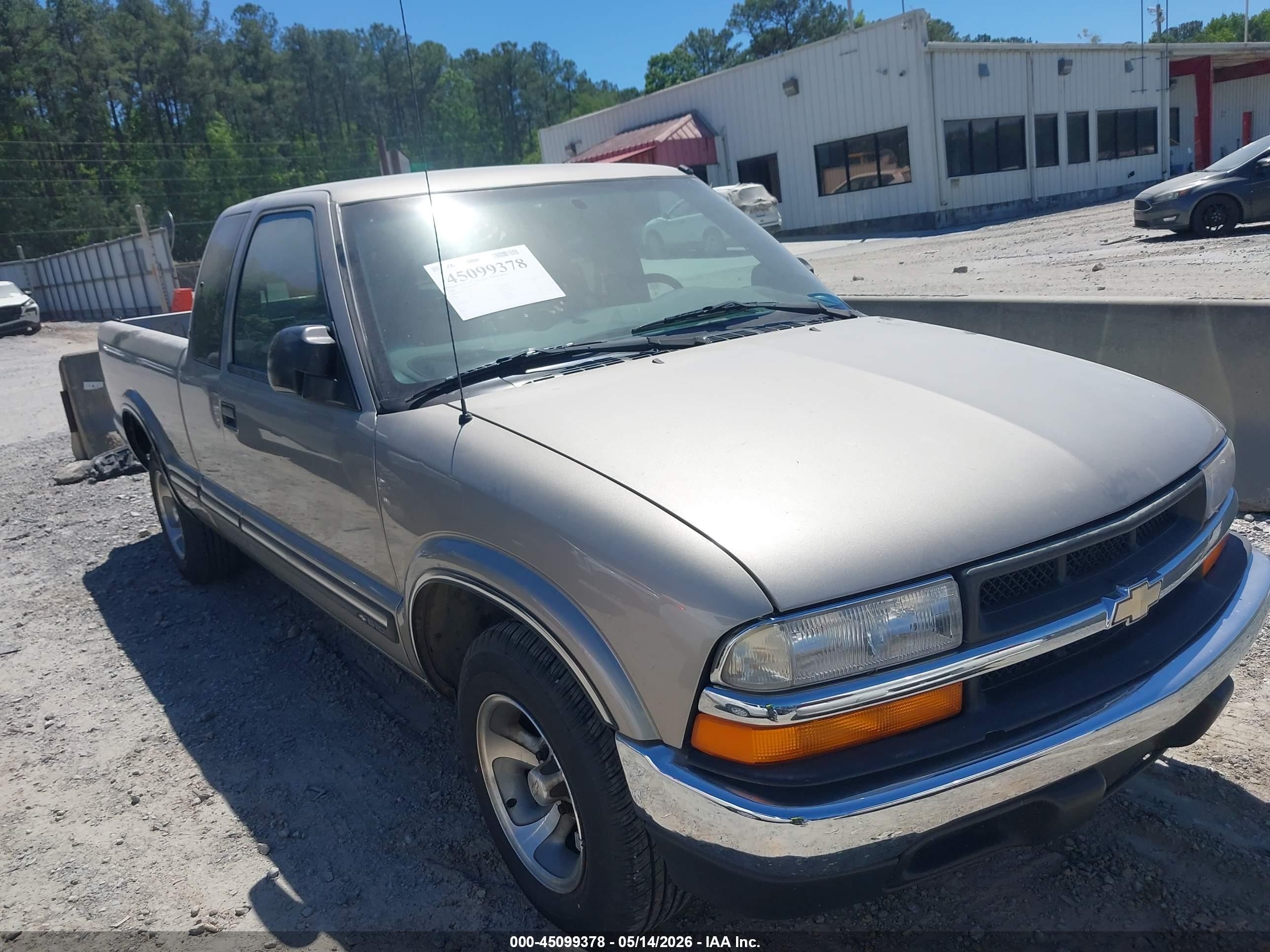 2000 Chevrolet S-10 LS, VIN 1GCCS1951Y8225567 — Side