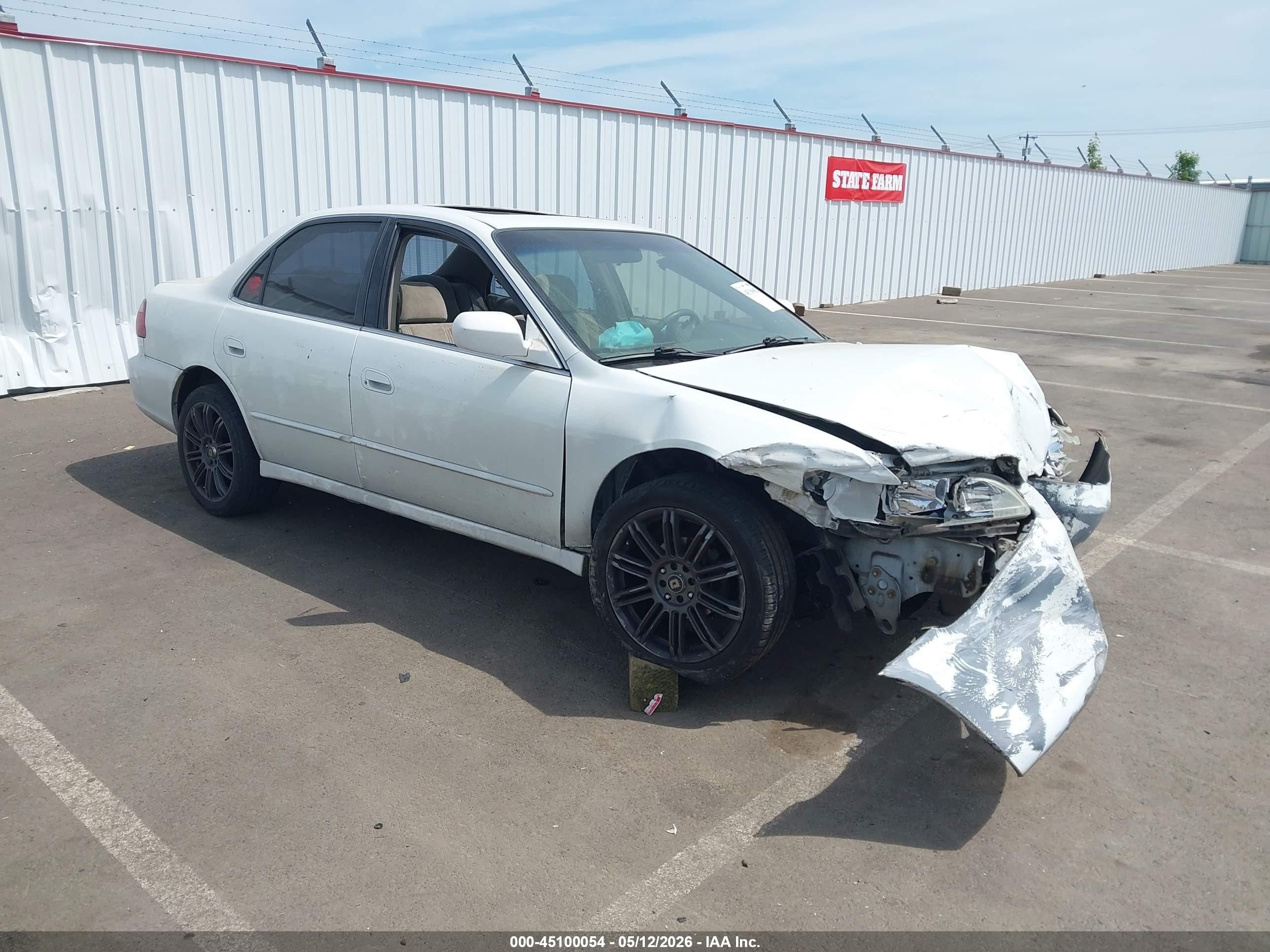 1999 Honda Accord EX, VIN JHMCG6675XC027735 — Front end