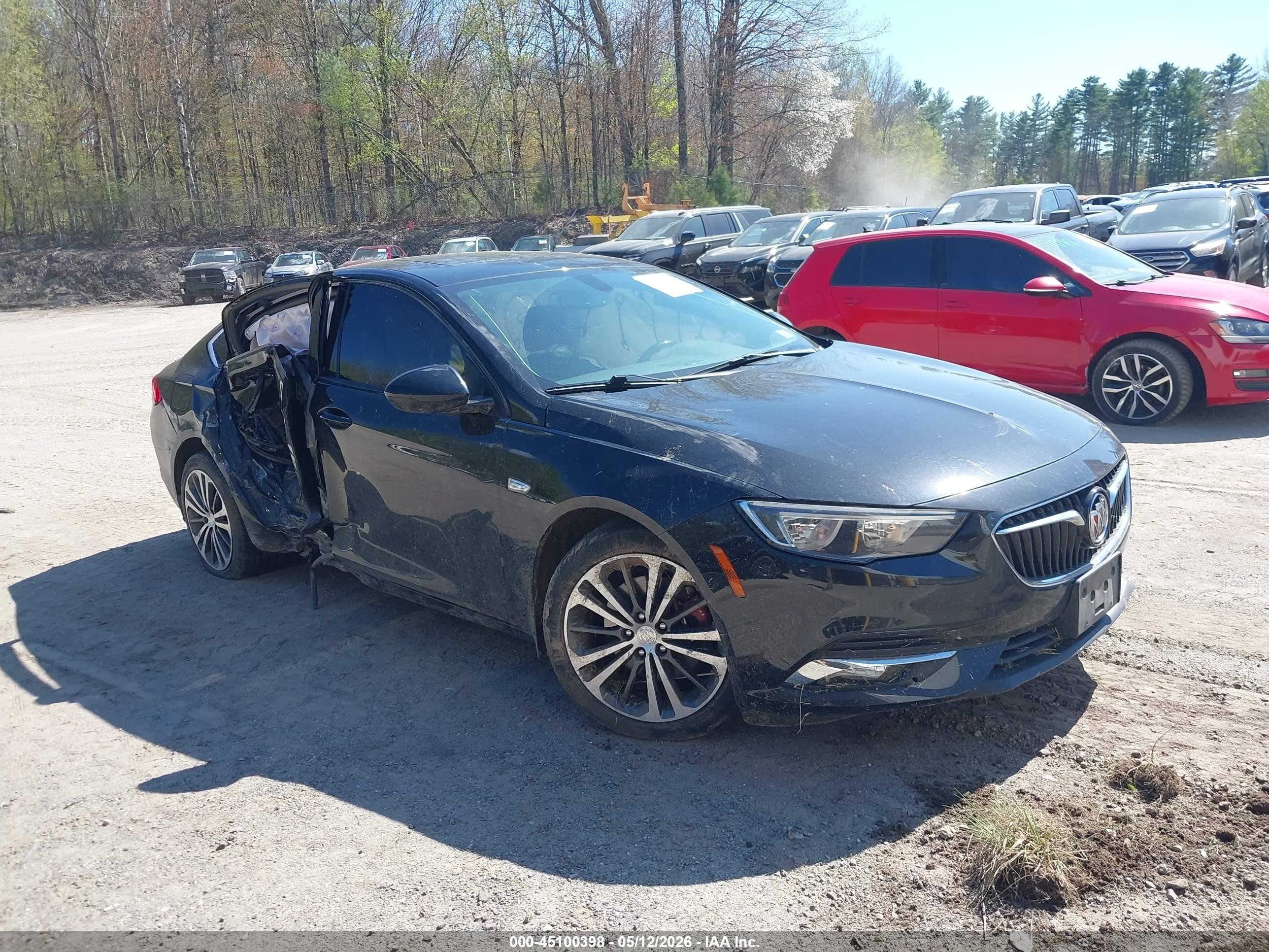 2018 Buick Regal Essence, VIN W04GR6SX9J1082401 — Side
