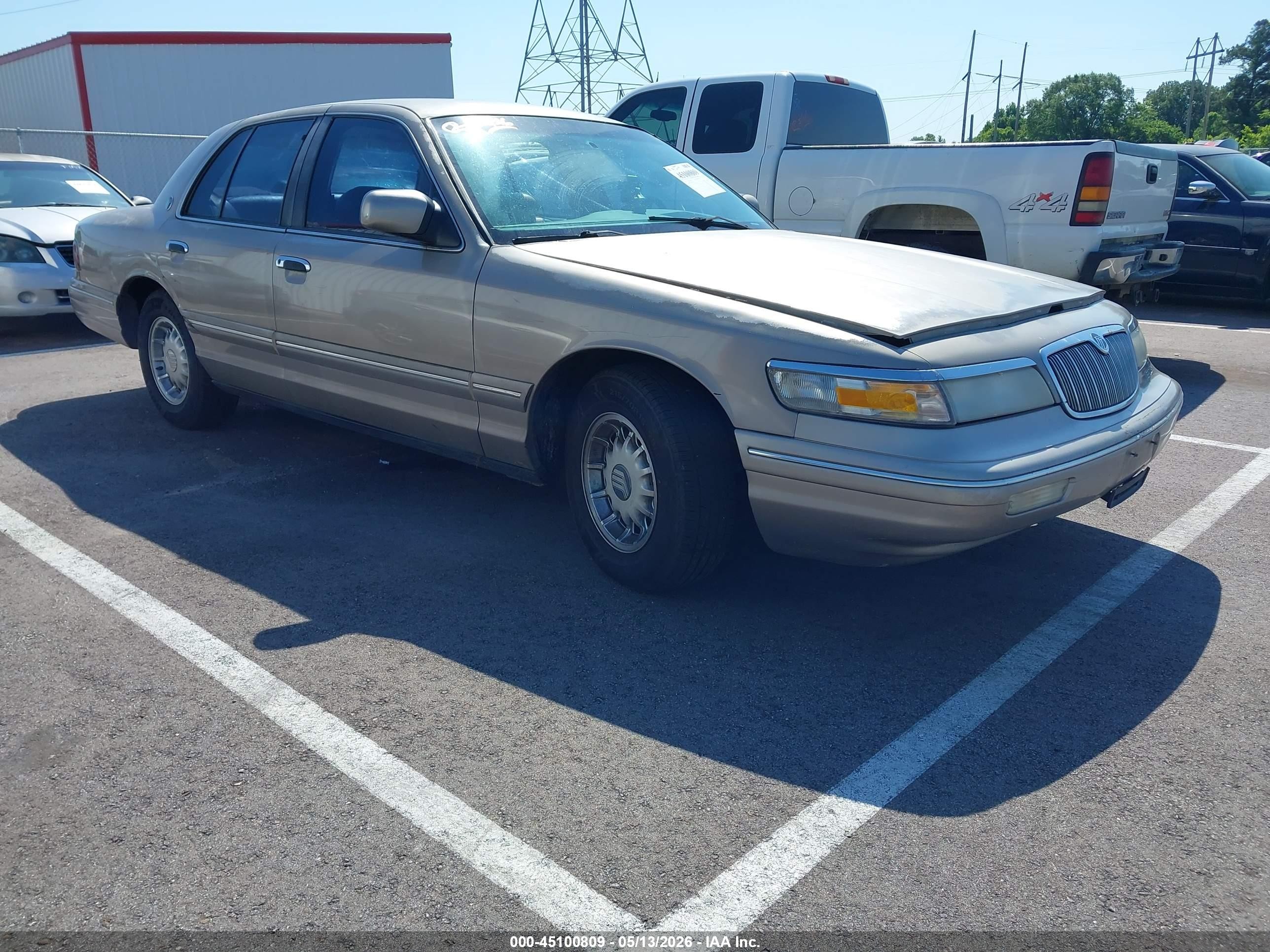 1995 Mercury Grand Marquis LS, VIN 2MELM75W0SX683702 — Front end
