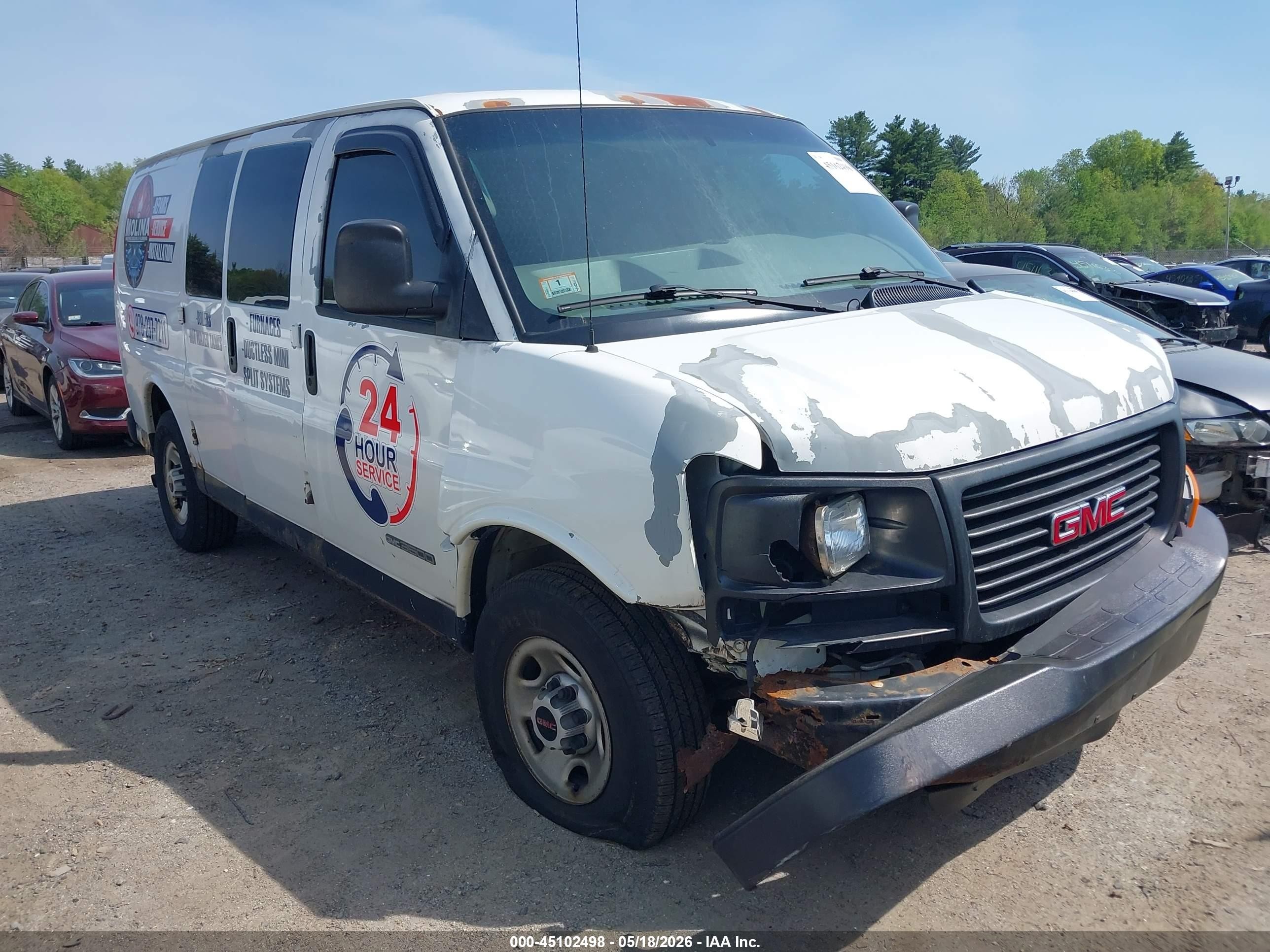 2004 GMC Savana Cargo, VIN 1GTHG35U641118422 — Front end