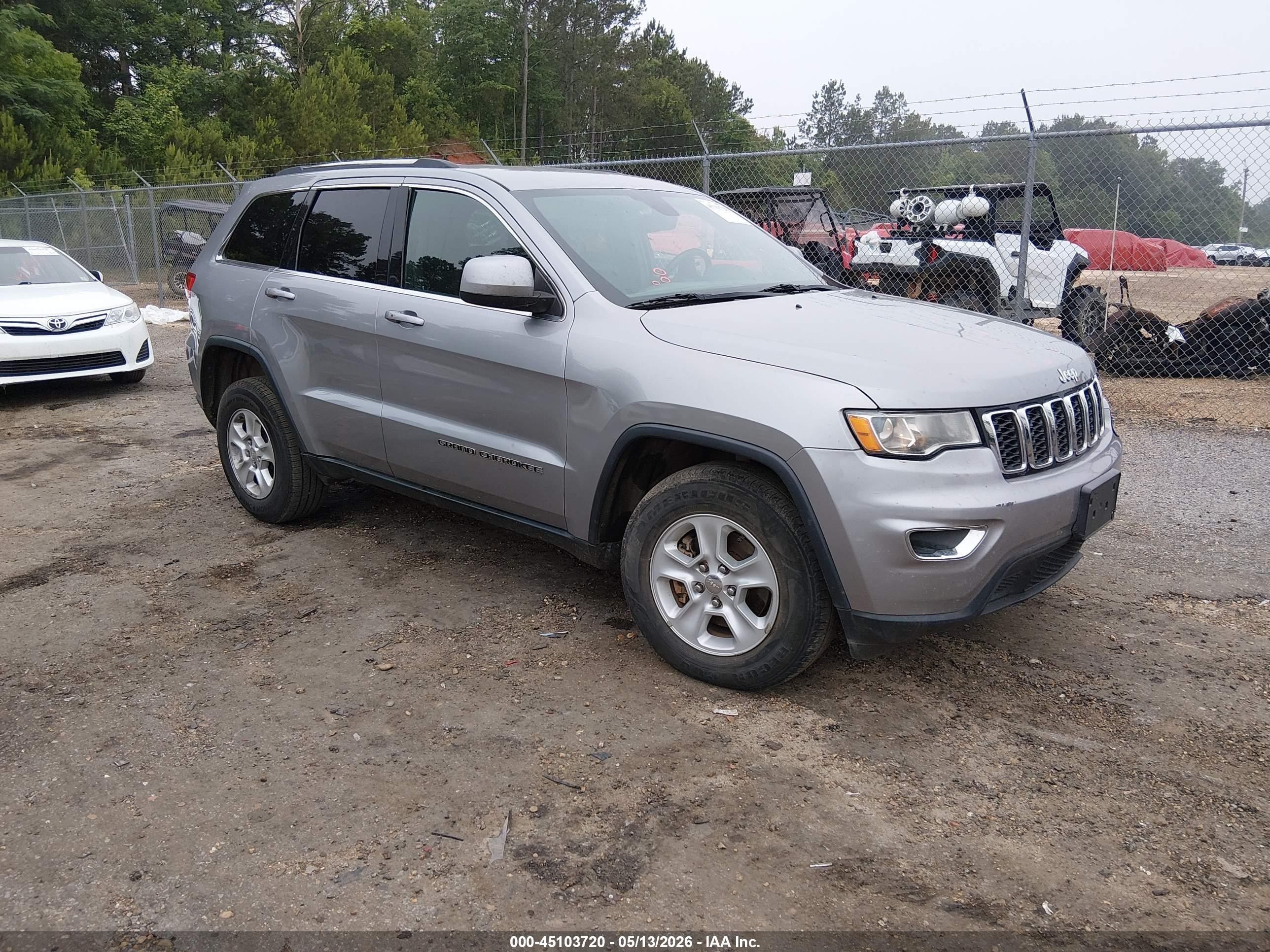 2017 Jeep Grand Cherokee Altitude, VIN 1C4RJFAG5HC826033 — Бок