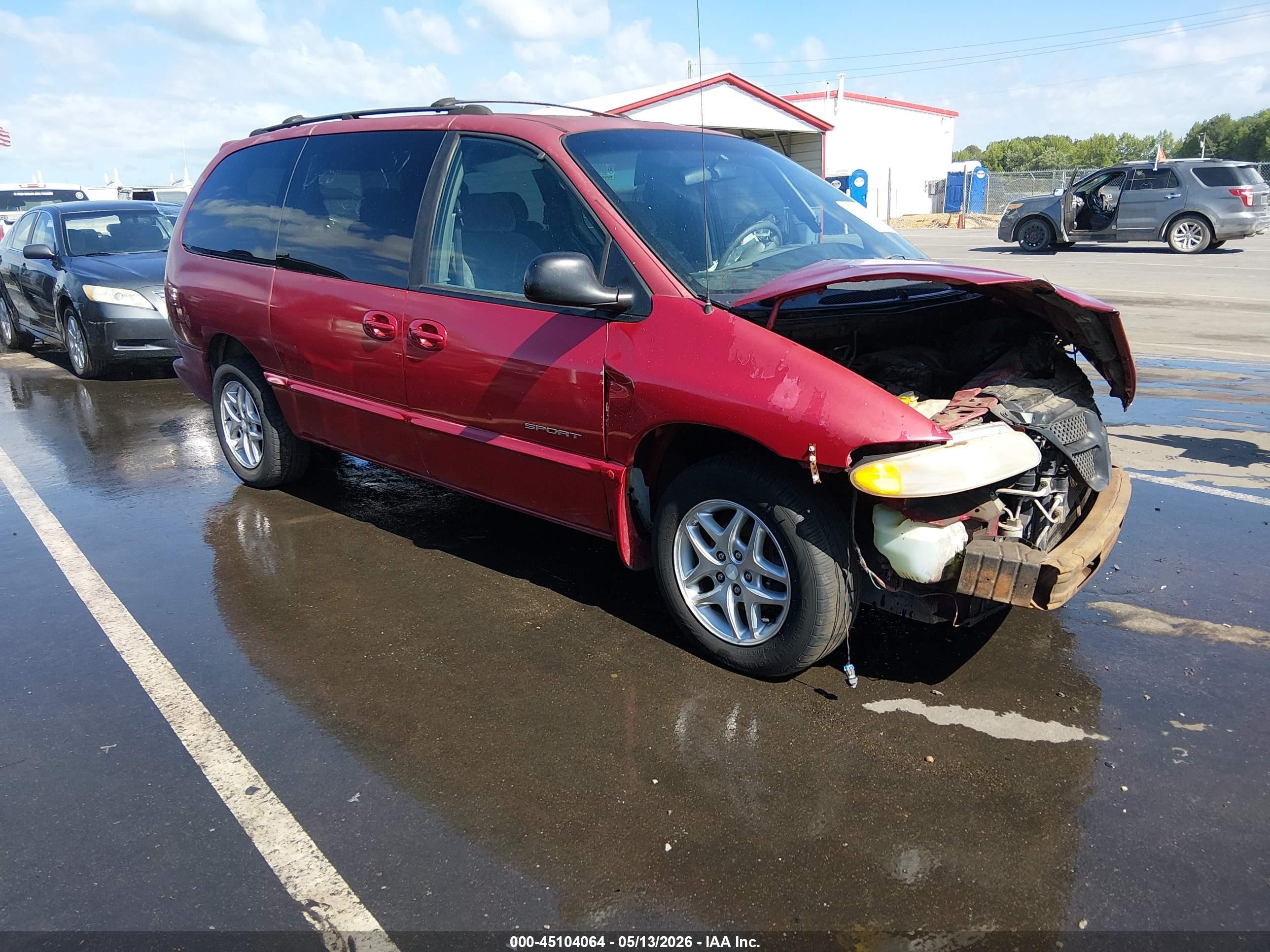 1999 Dodge Caravan SE, VIN 2B4GP44G9XR447867 — Перед