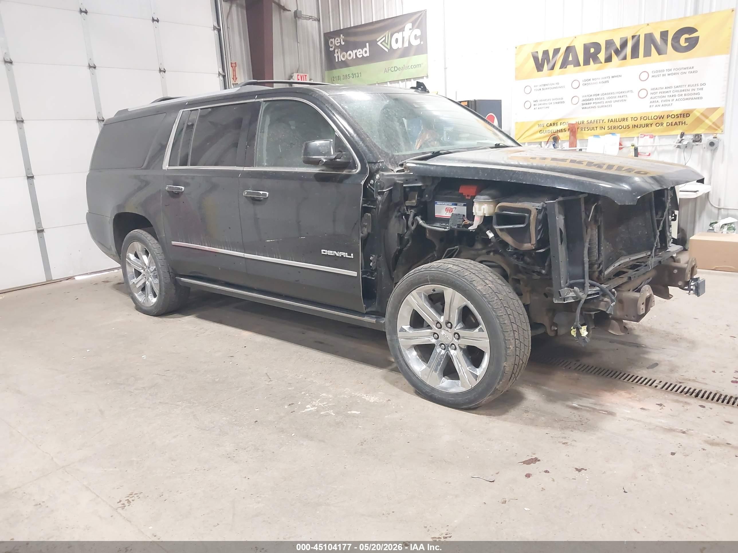 2017 GMC Yukon XL Denali, VIN 1GKS2HKJ5HR187061 — Front end