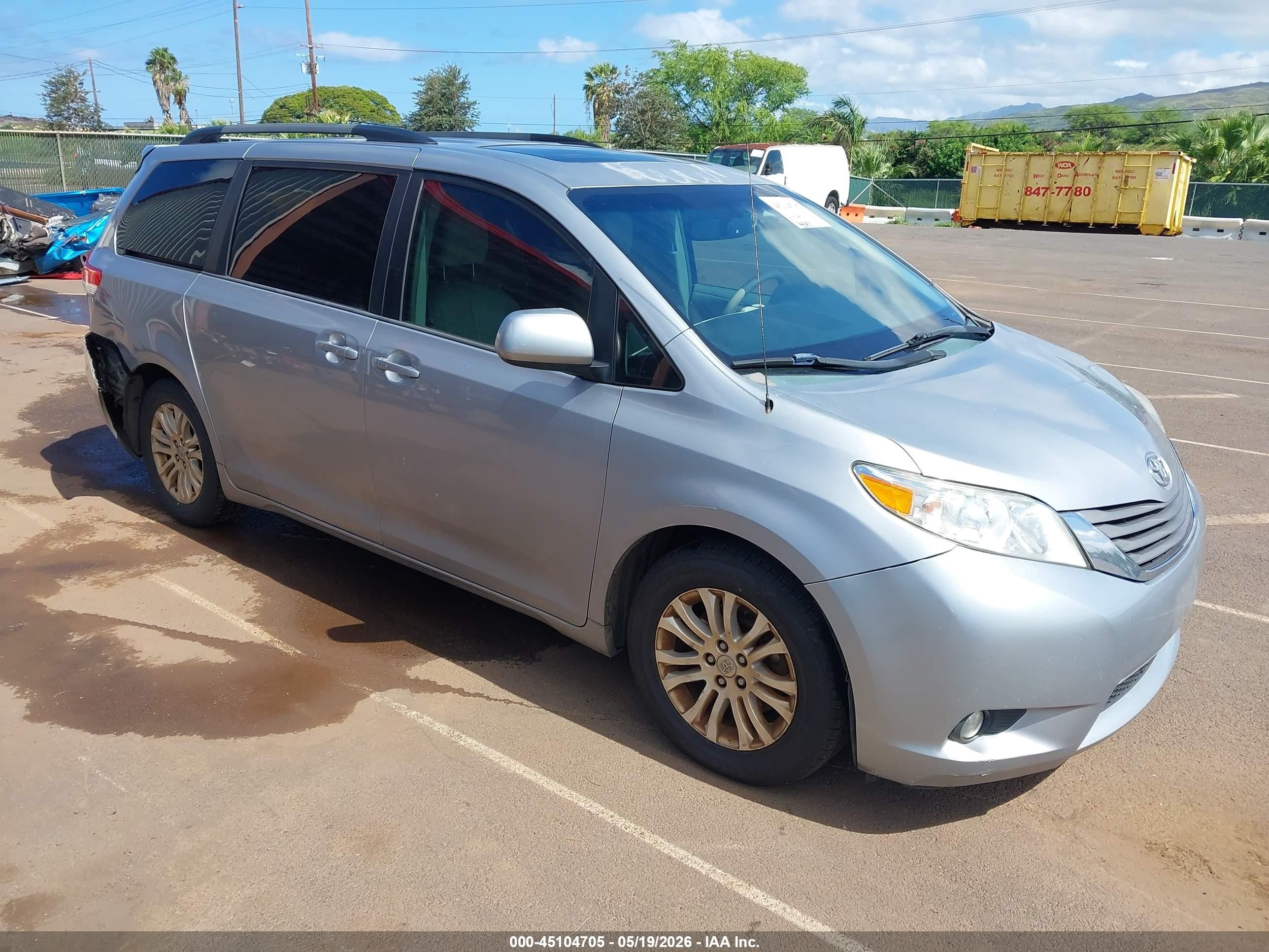 2014 Toyota Sienna XLE, VIN 5TDYK3DC1ES474028 — Rear end
