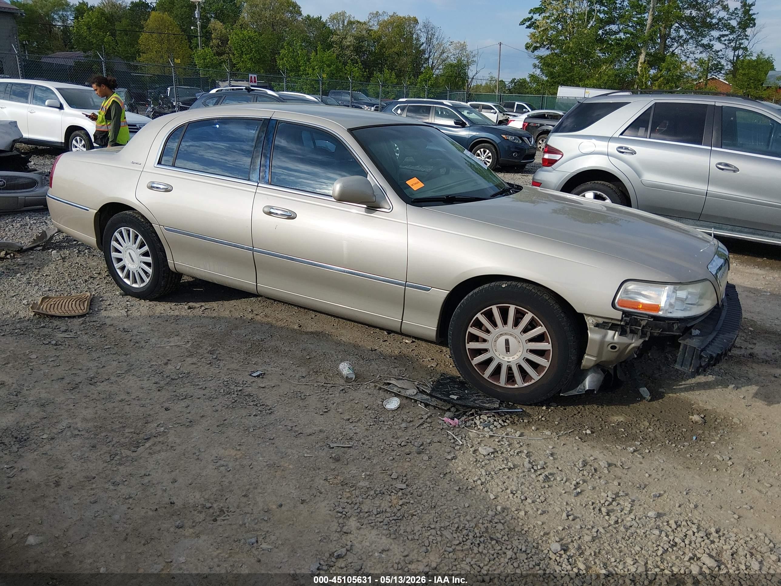 2005 Lincoln Town Car Signature, VIN 1LNHM81W05Y608811 — Side