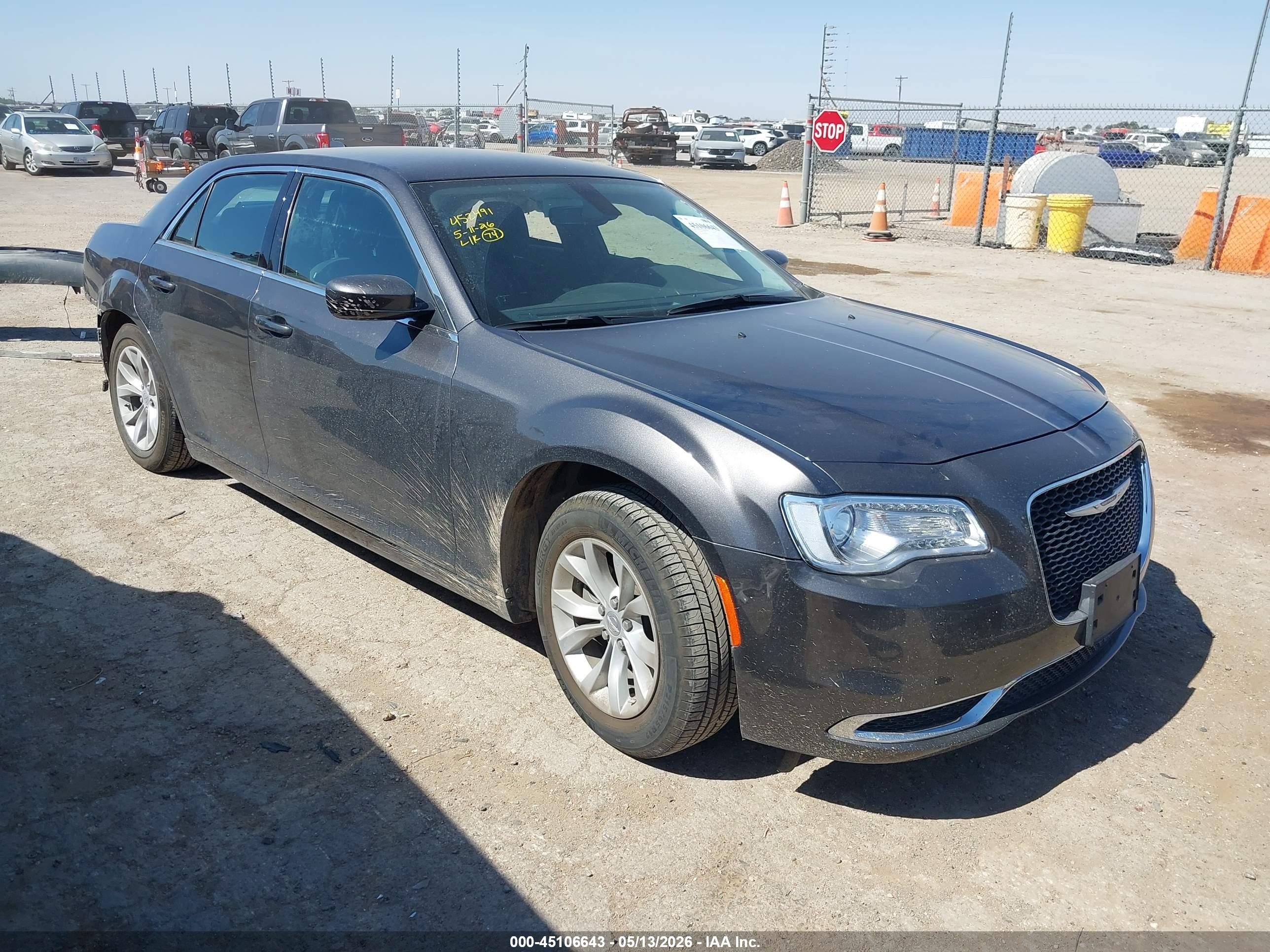 2023 Chrysler 300 Touring, VIN 2C3CCAAG0PH684080 — Бок