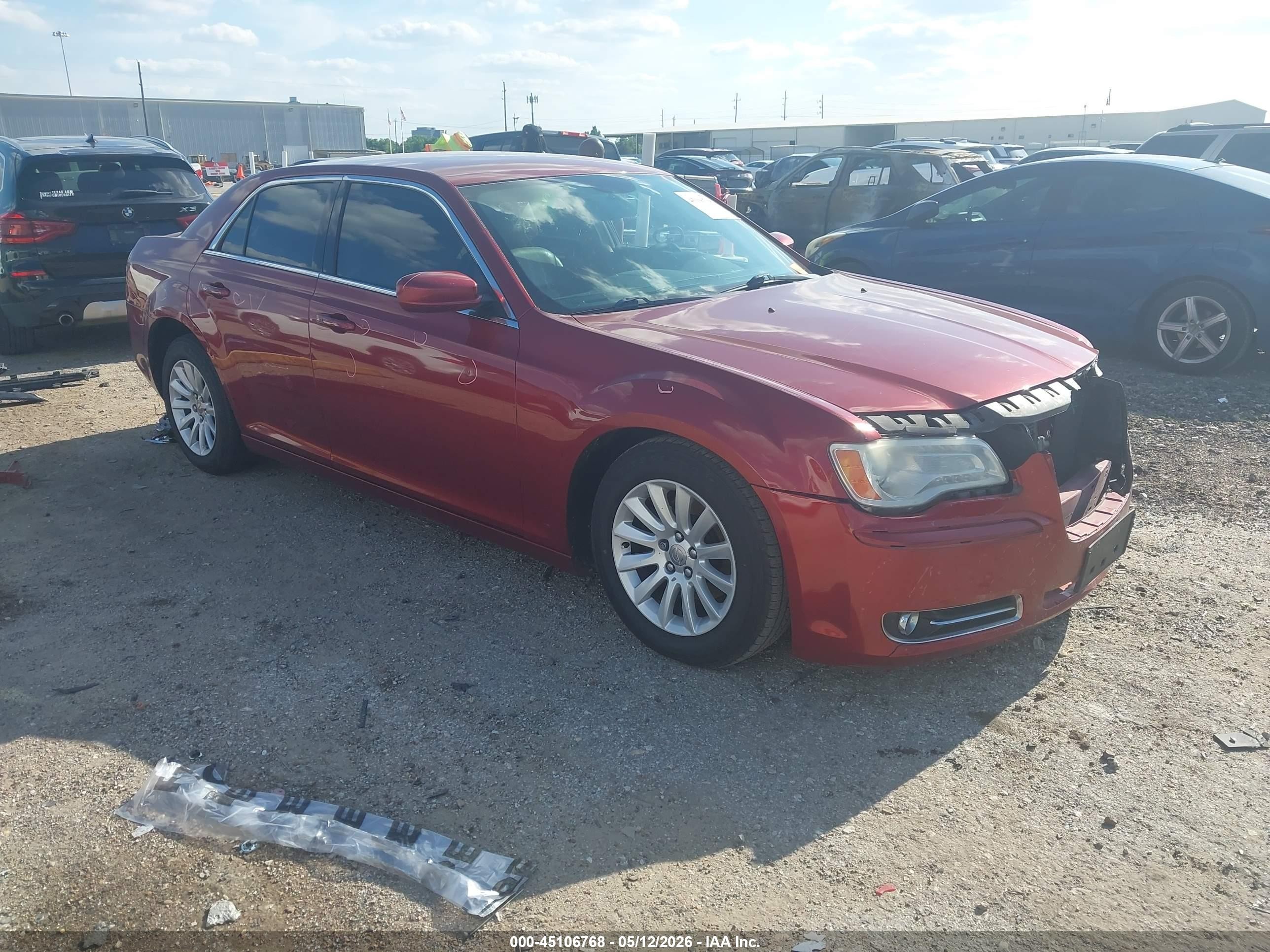 2014 Chrysler 300, VIN 2C3CCAAG7EH105678 — Перед
